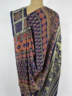 navy-blue-color-ajrak-print-on-modal-ghatchola-silk-saree-hny0364-d