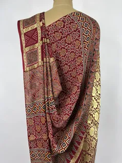 maroon-color-ajrak-print-on-modal-ghatchola-silk-saree-hny0366-d