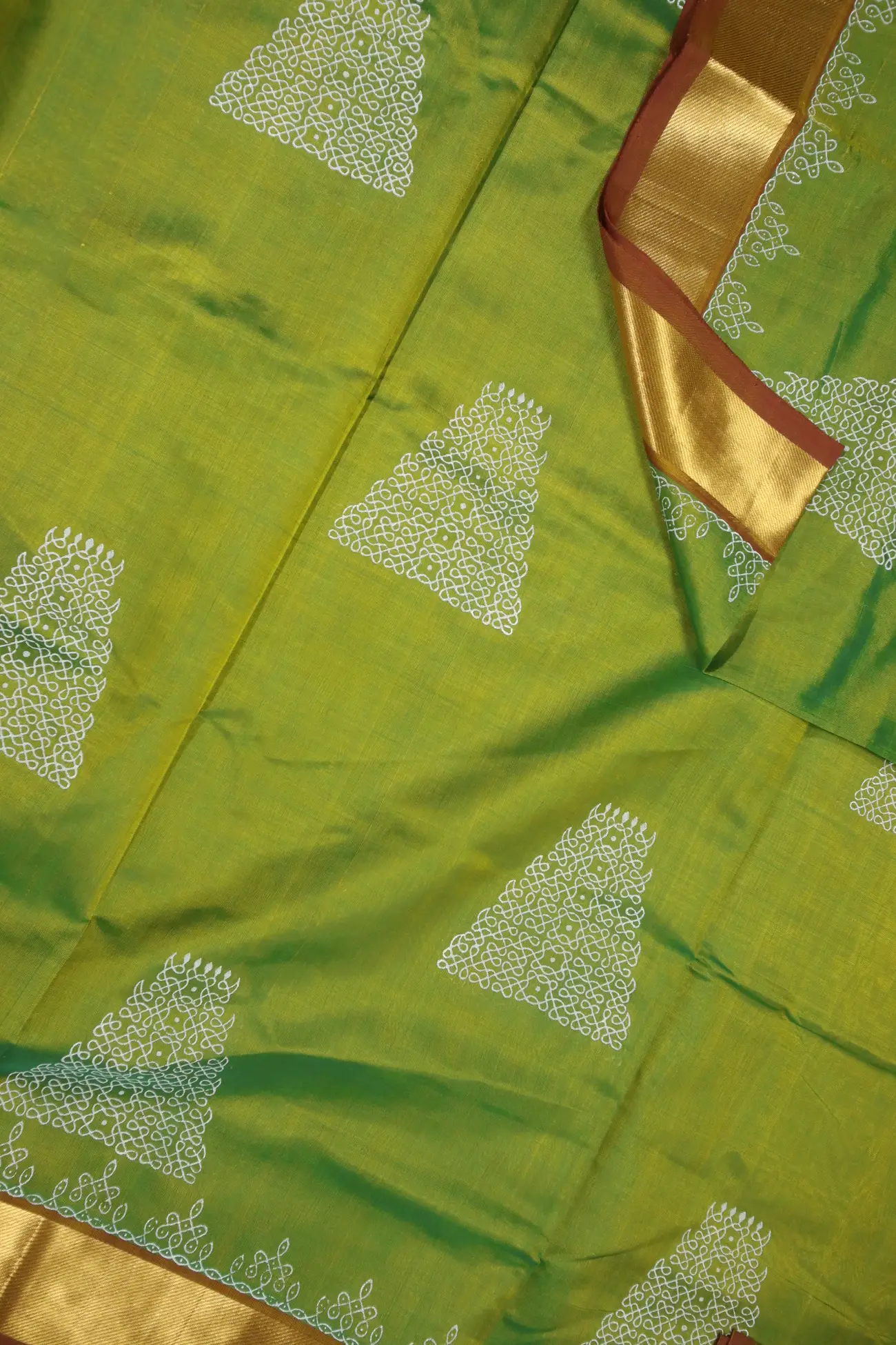 green-kolam-bavanji-border-kanchi-silk-cotton-saree-sc002726-e