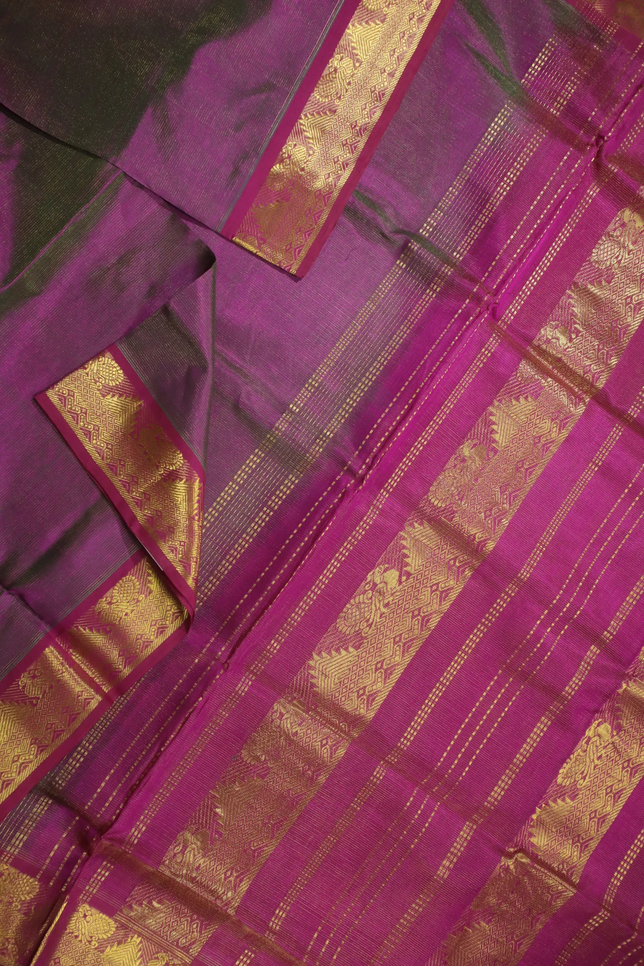 magenta-peacock-temple-vaira-oosi-diamond-needle-kanchi-silk-cotton-saree-sc002722-b