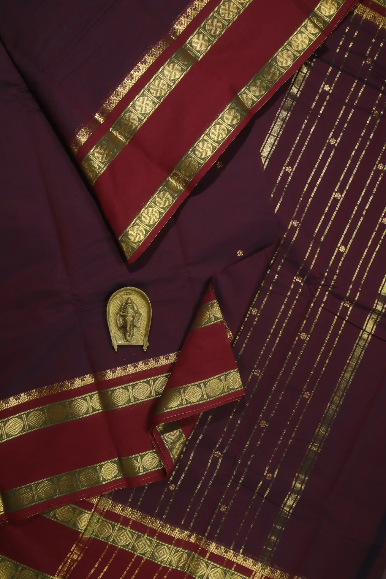 maroon-temple-ruthratcham-kundavai-saree-kun000012-a