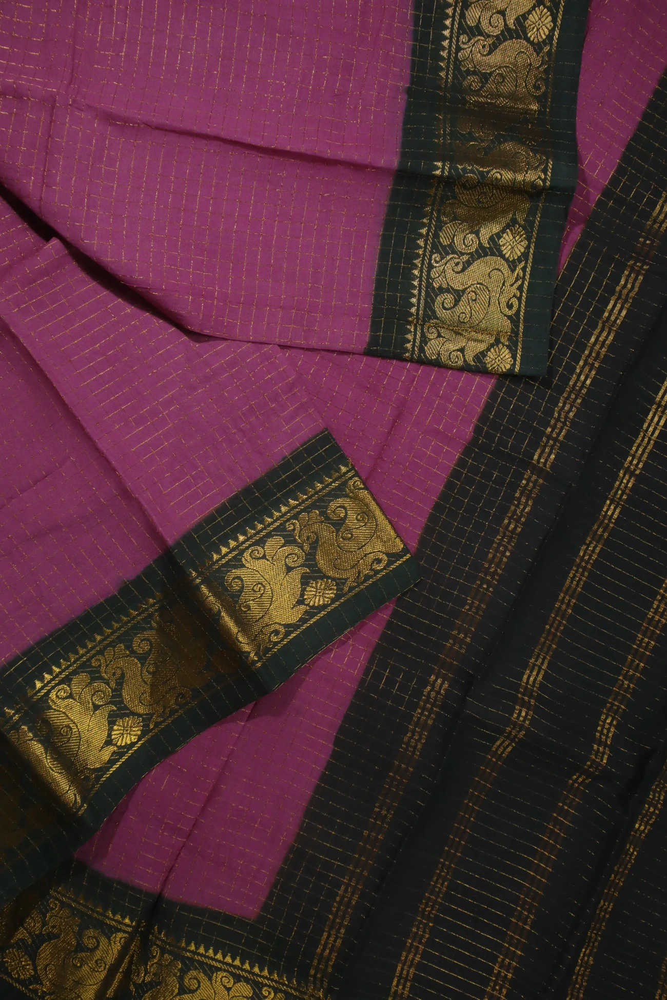 plum-peacock-madurai-sungudi-saree-ss005791-b