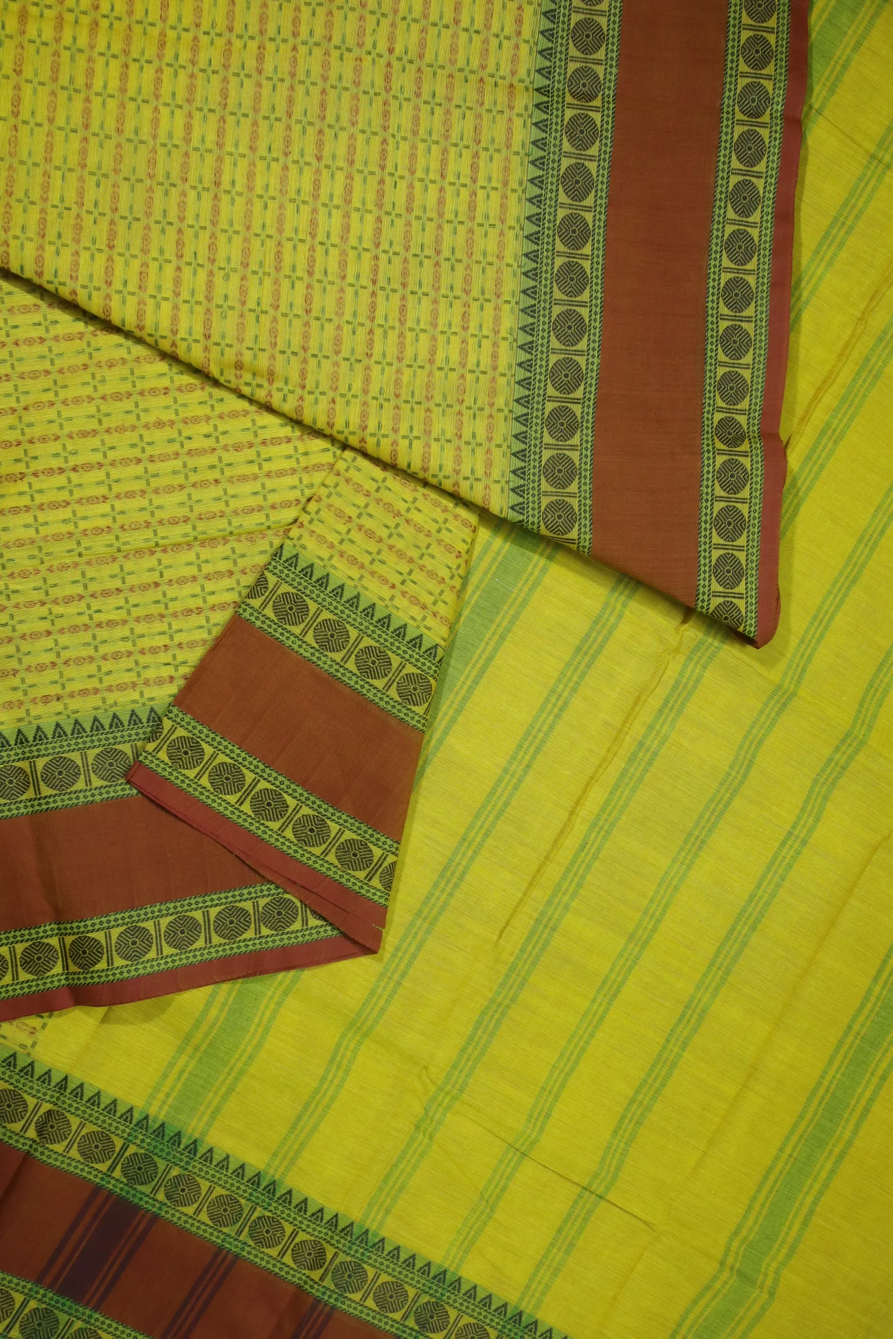 goldenrod-plus-checked-grand-chettinad-saree-uu005312-b