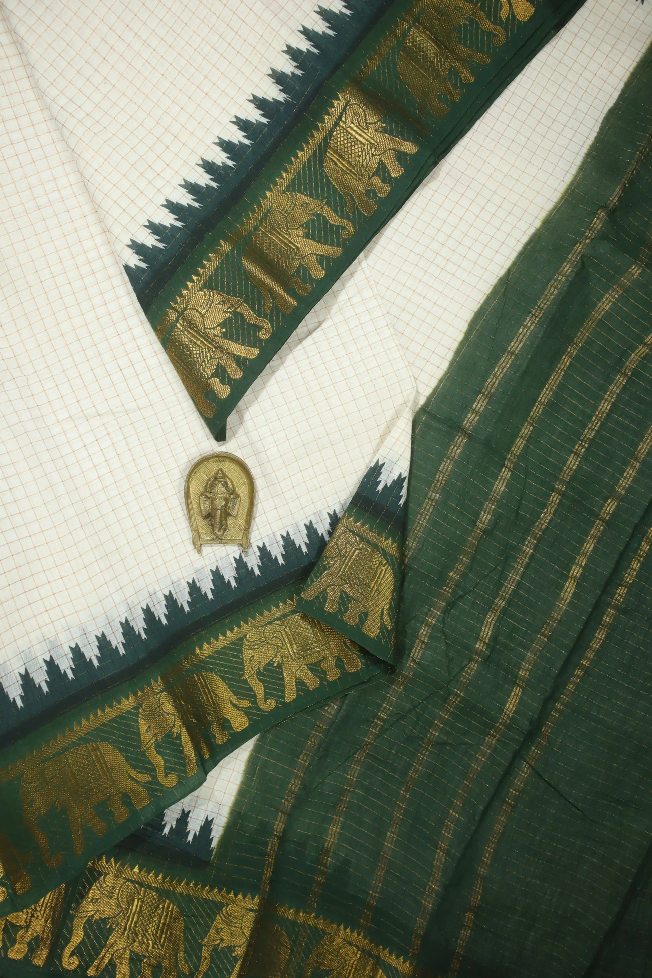 white-checked-elephant-thalampoo-reku-madurai-sungudi-saree-ss005802-a