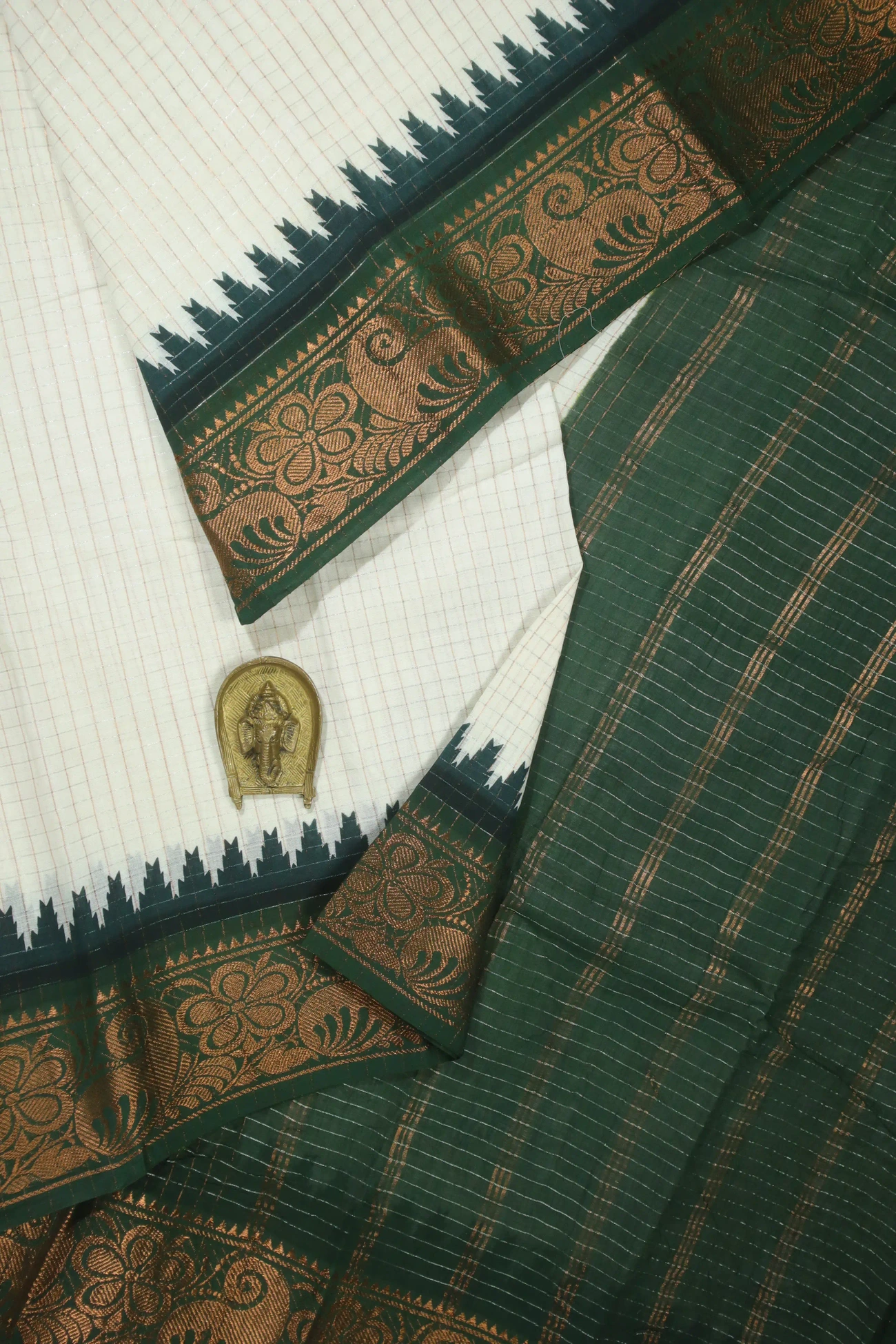 white-checked-flower-mango-madurai-sungudi-saree-ss005806-a