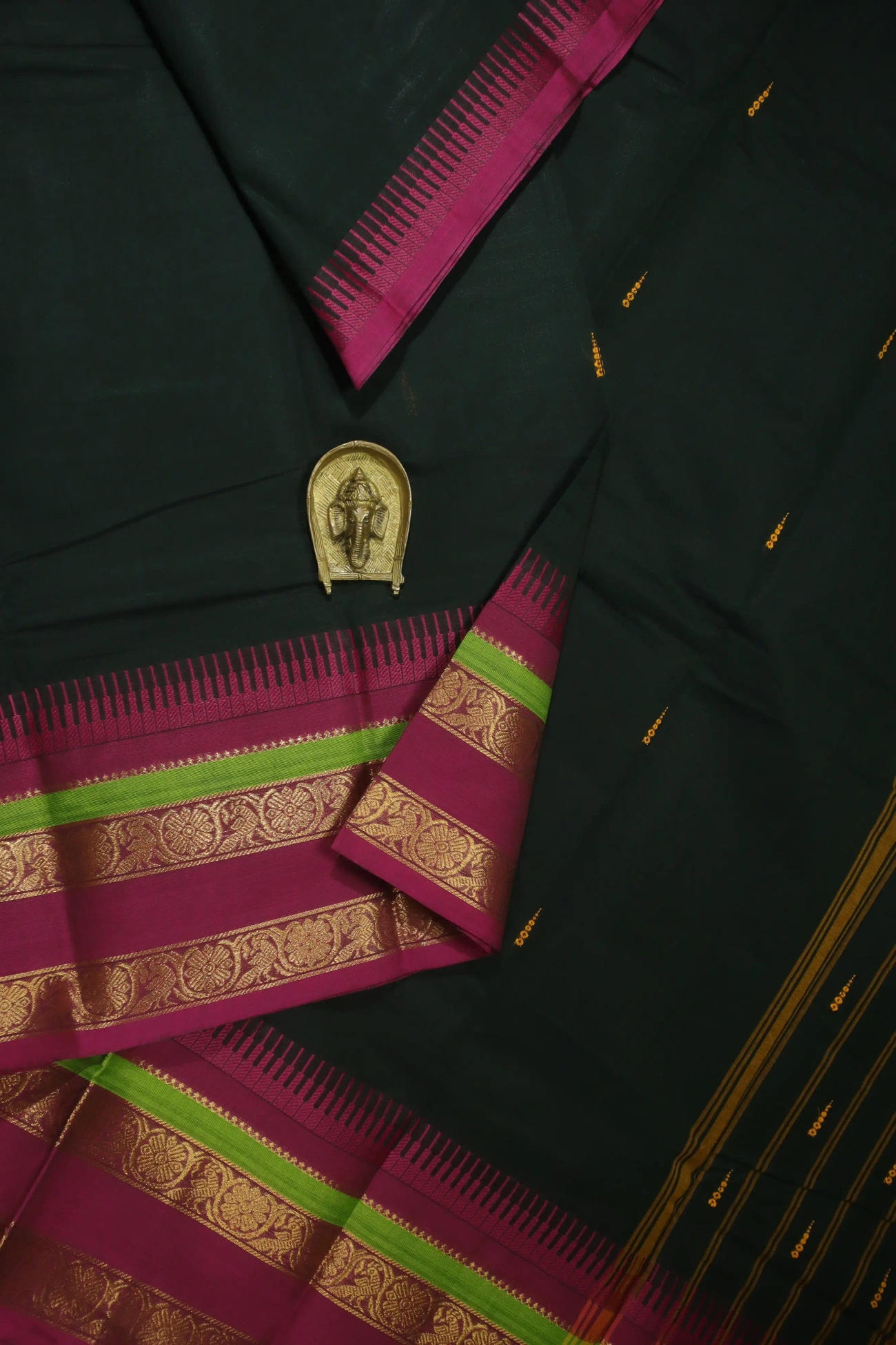 dark-green-seepu-reku-border-grand-chettinad-saree-gc001401-a