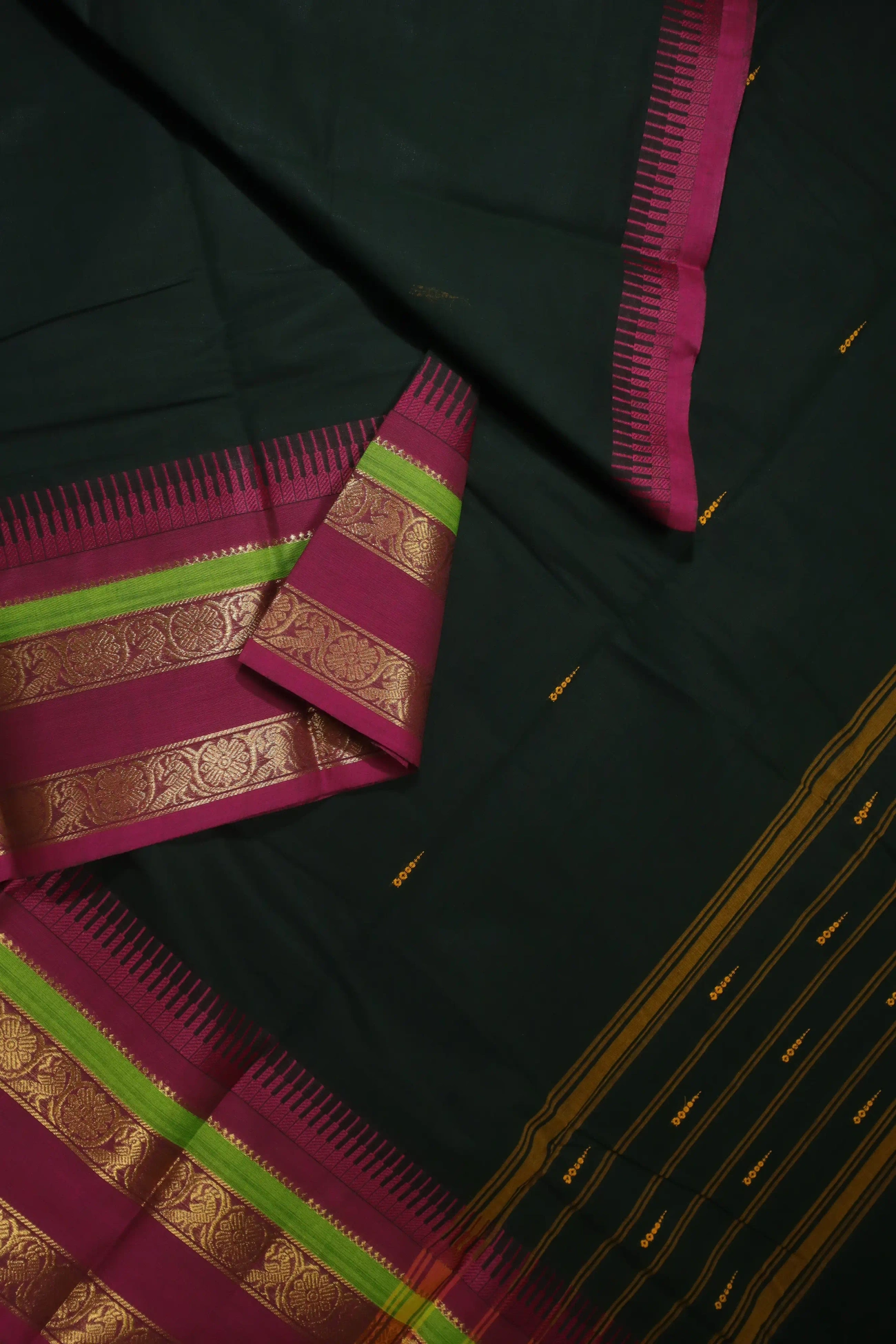 dark-green-seepu-reku-border-grand-chettinad-saree-gc001401-b