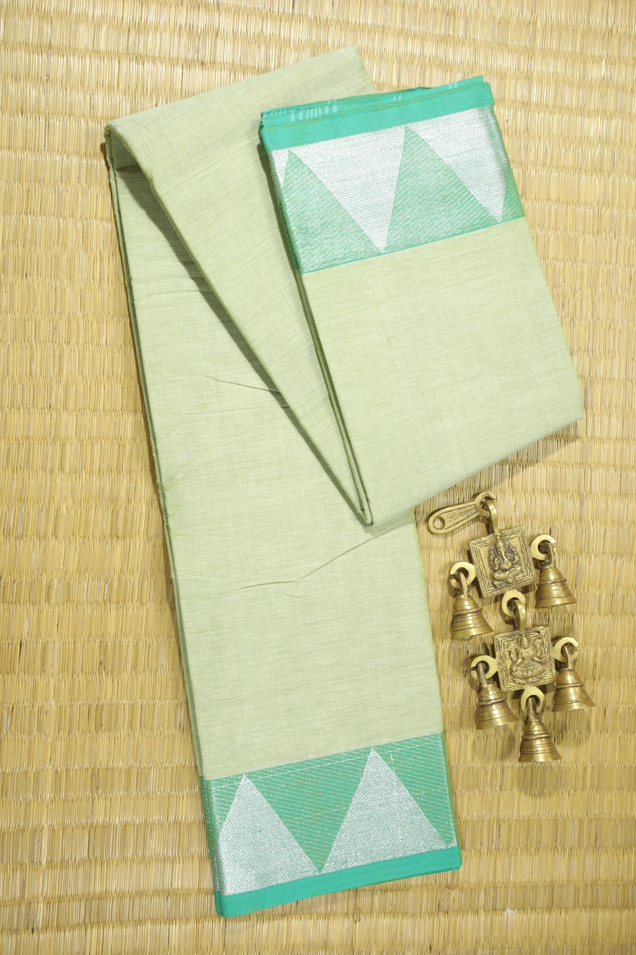 light-green-temple-malarkodi-saree-mk007684-a