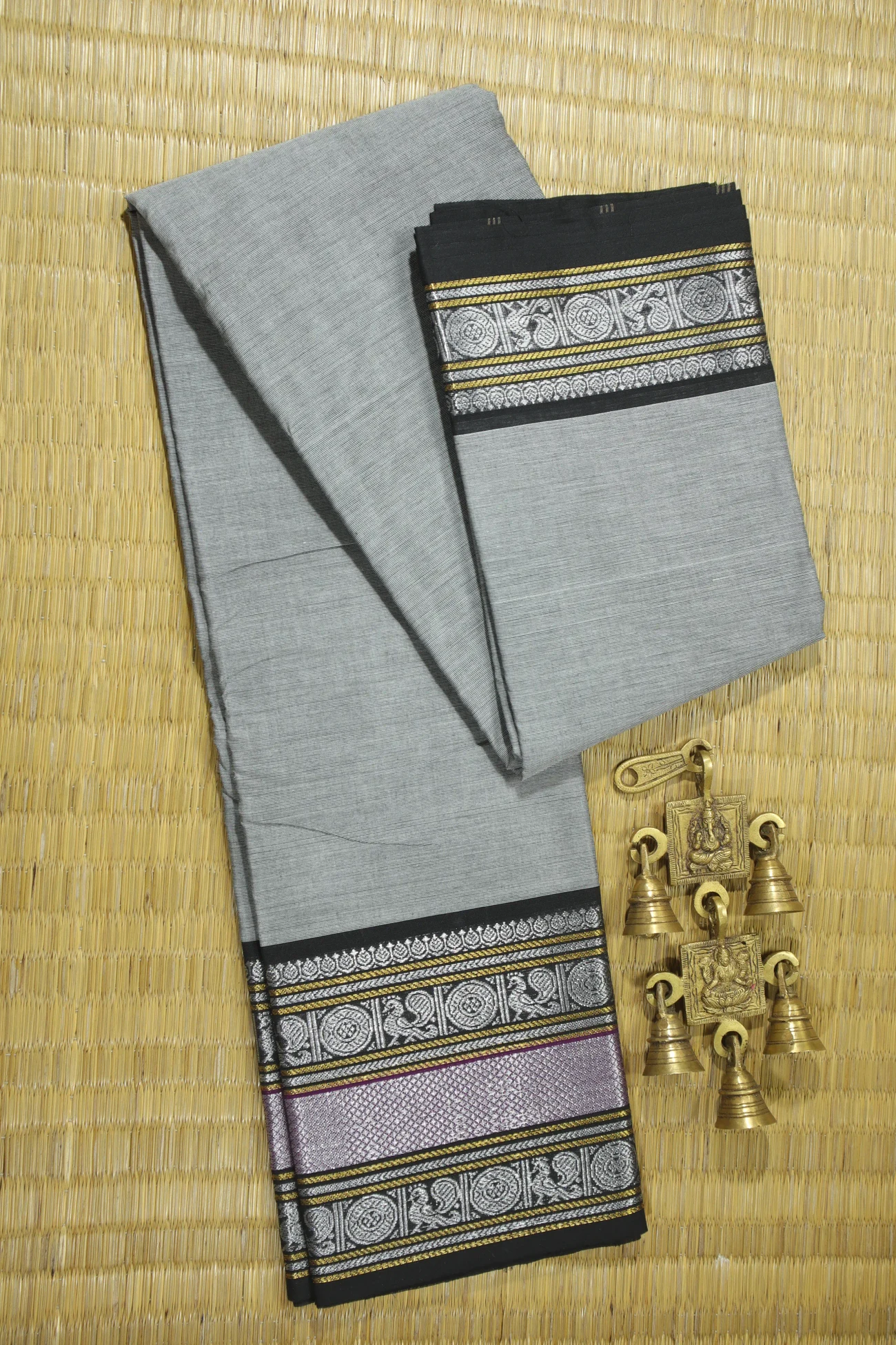 light-gray-peacock-ruthratcham-malarkodi-saree-mk007657-a