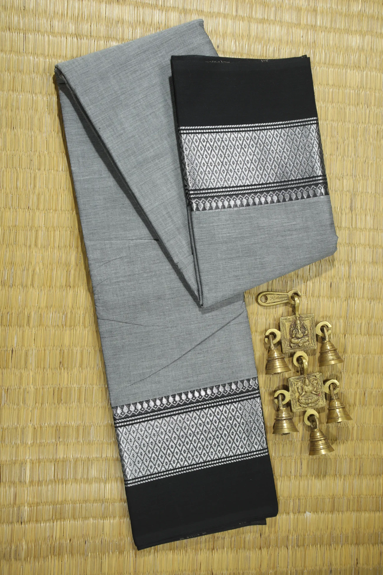 light-gray-mayil-kan-leaf-malarkodi-saree-mk007685-a