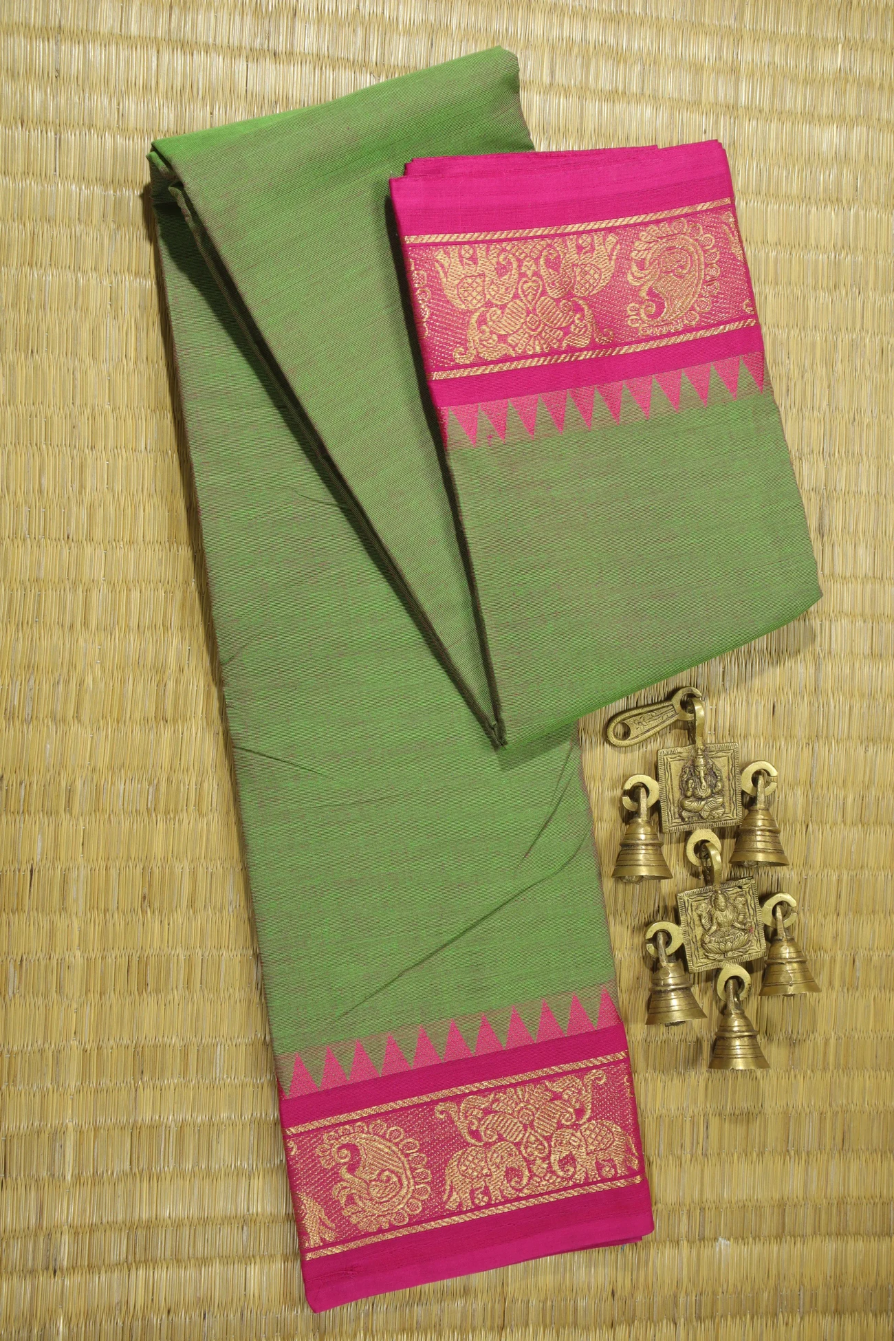 light-green-elephant-temple-malarkodi-saree-mk007706-a