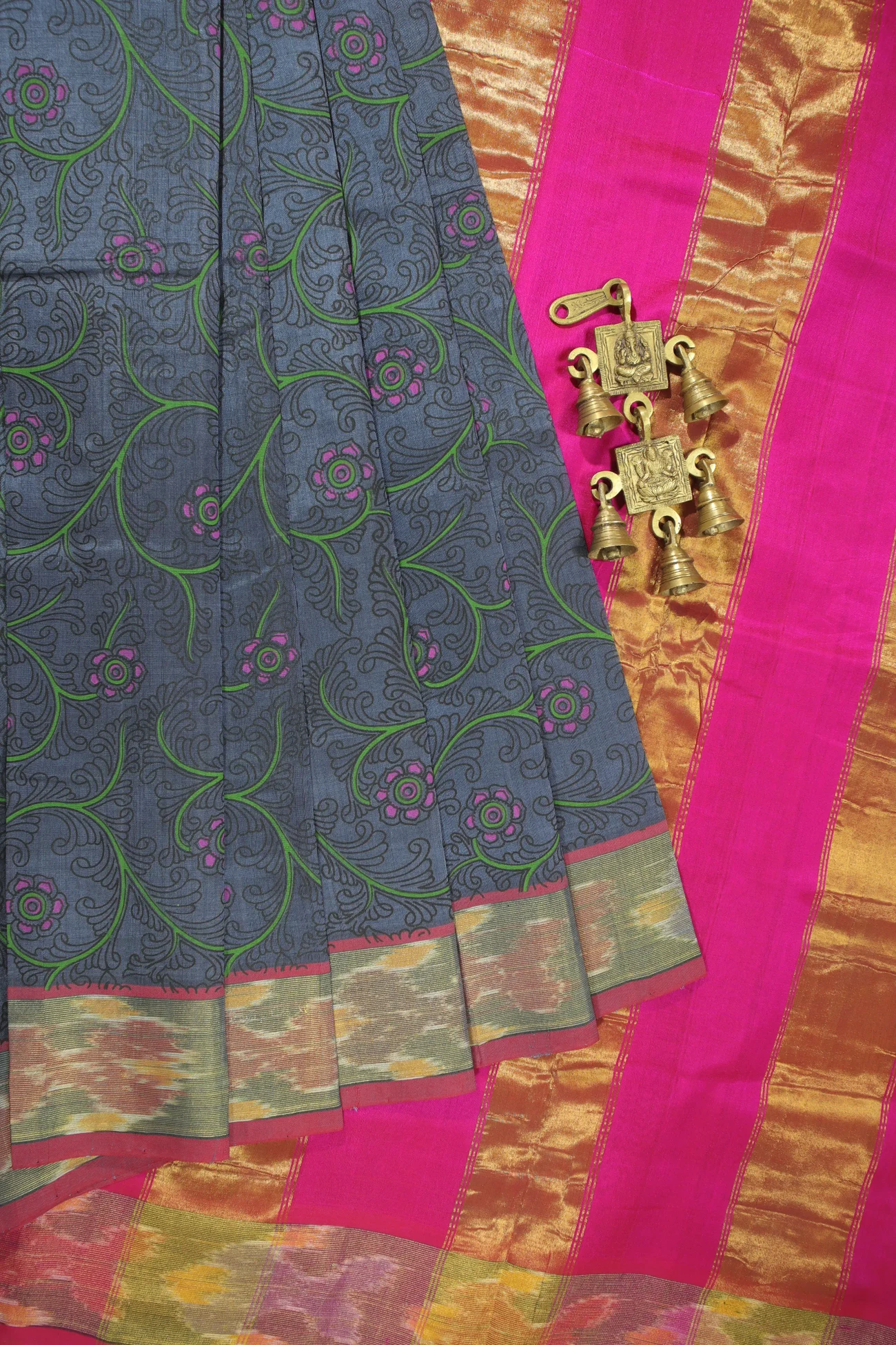 gray-flower-kanchi-silk-cotton-saree-sc002801-a