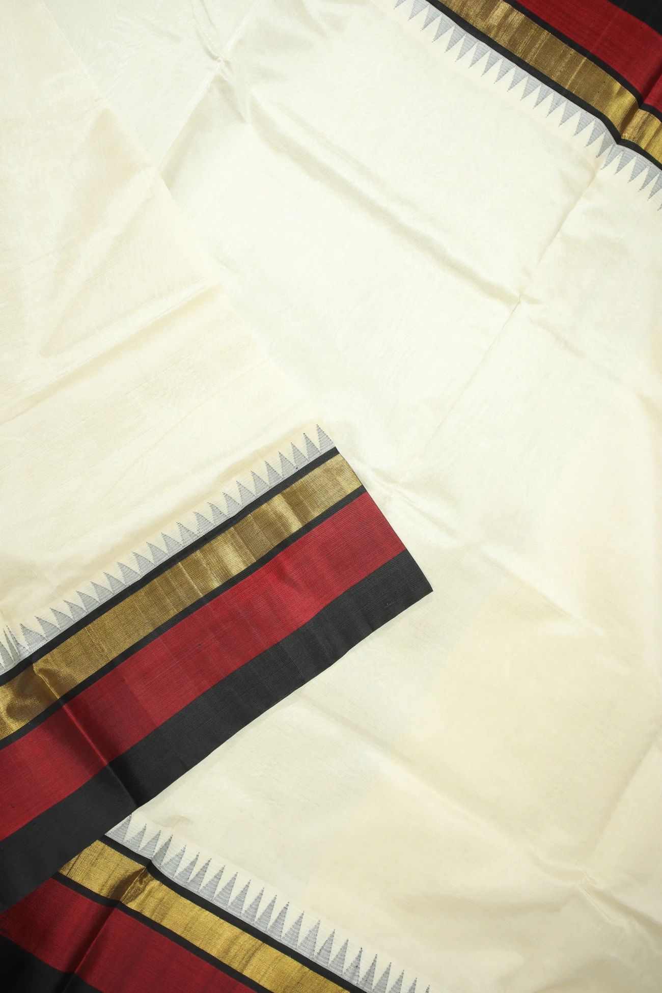 white-oosi-gopuram-silk-cotton-saree-sc002763-e