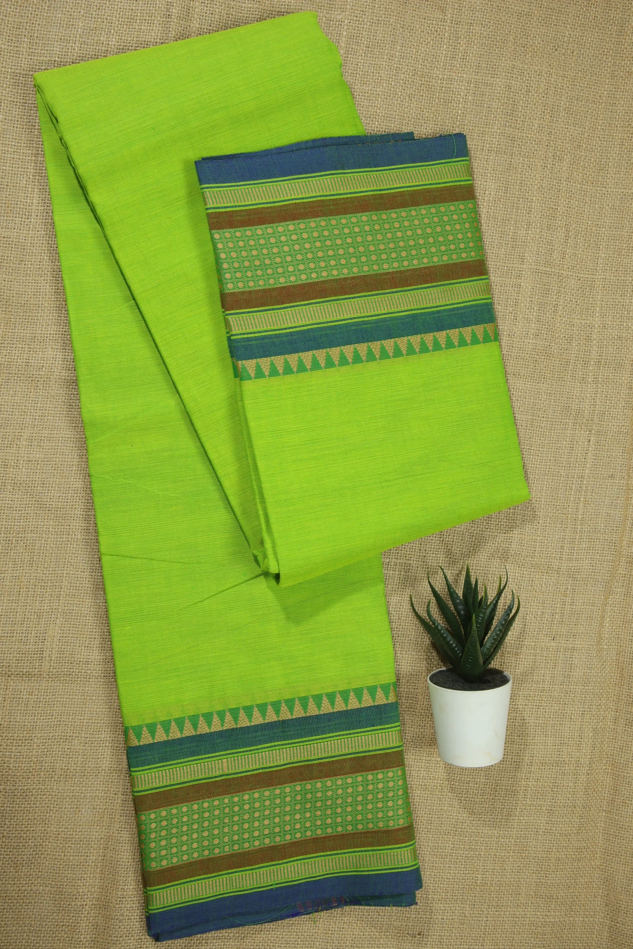 light-green-temple-malarkodi-saree-mk007756-a