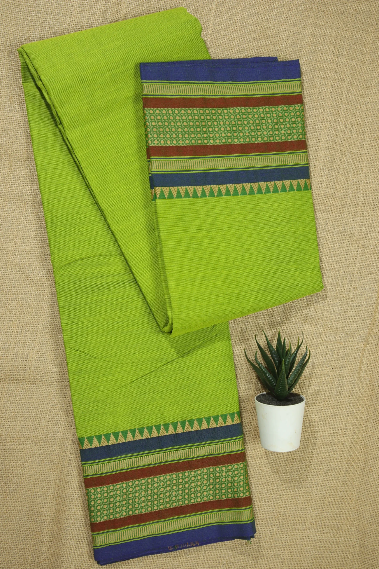 light-green-temple-malarkodi-saree-mk007743-a