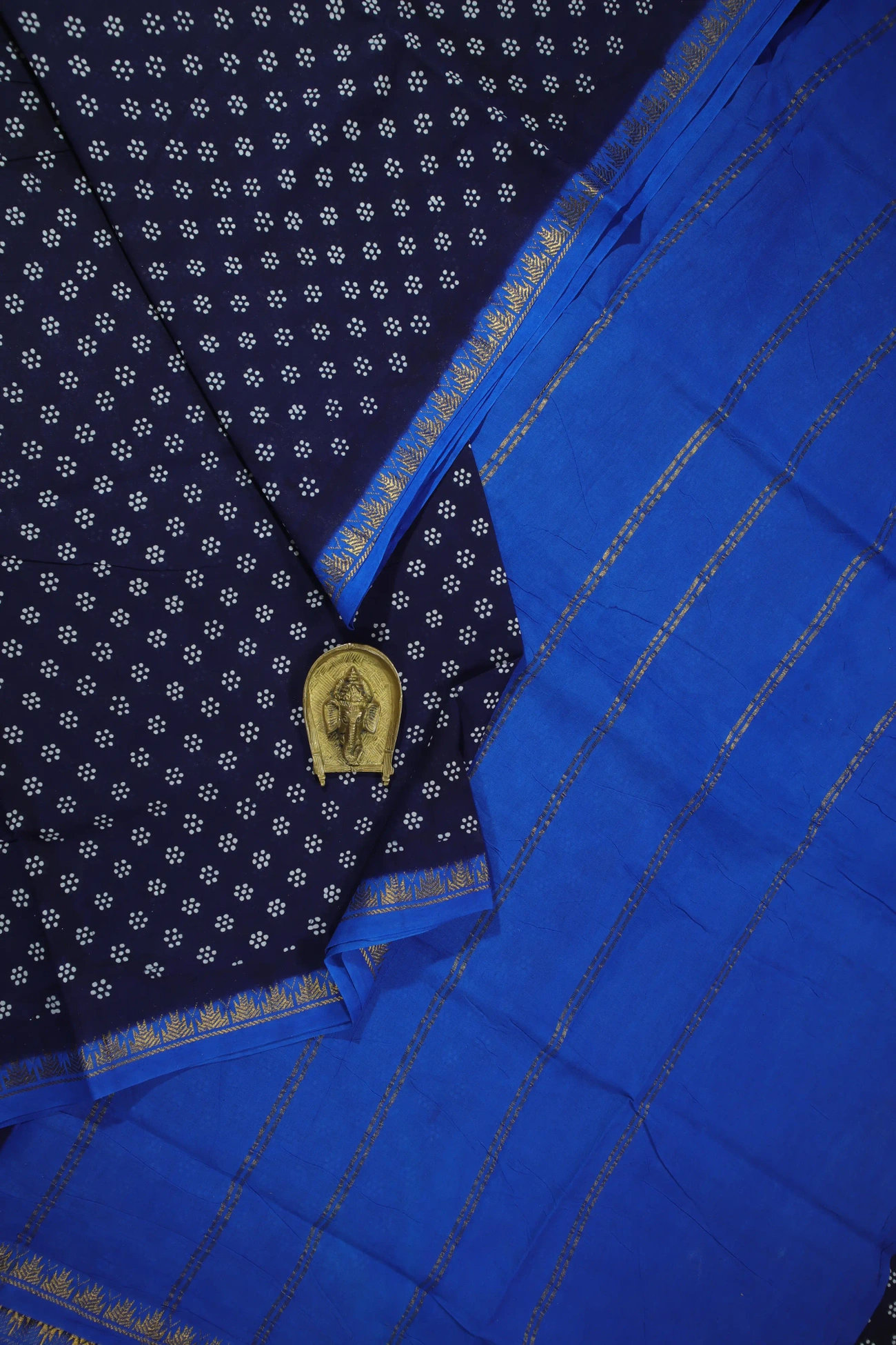 navy-dots-temple-madurai-sungudi-saree-ss006063-a