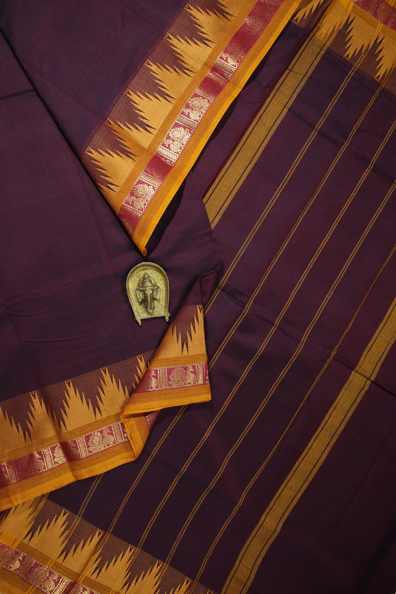 maroon-temple-kundavai-saree-kun000031-a