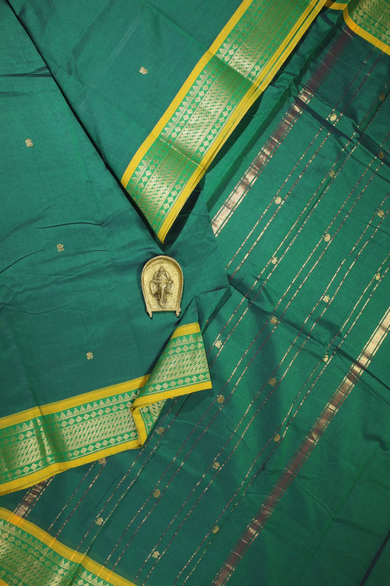 dark-green-temple-kundavai-saree-kun000052-a