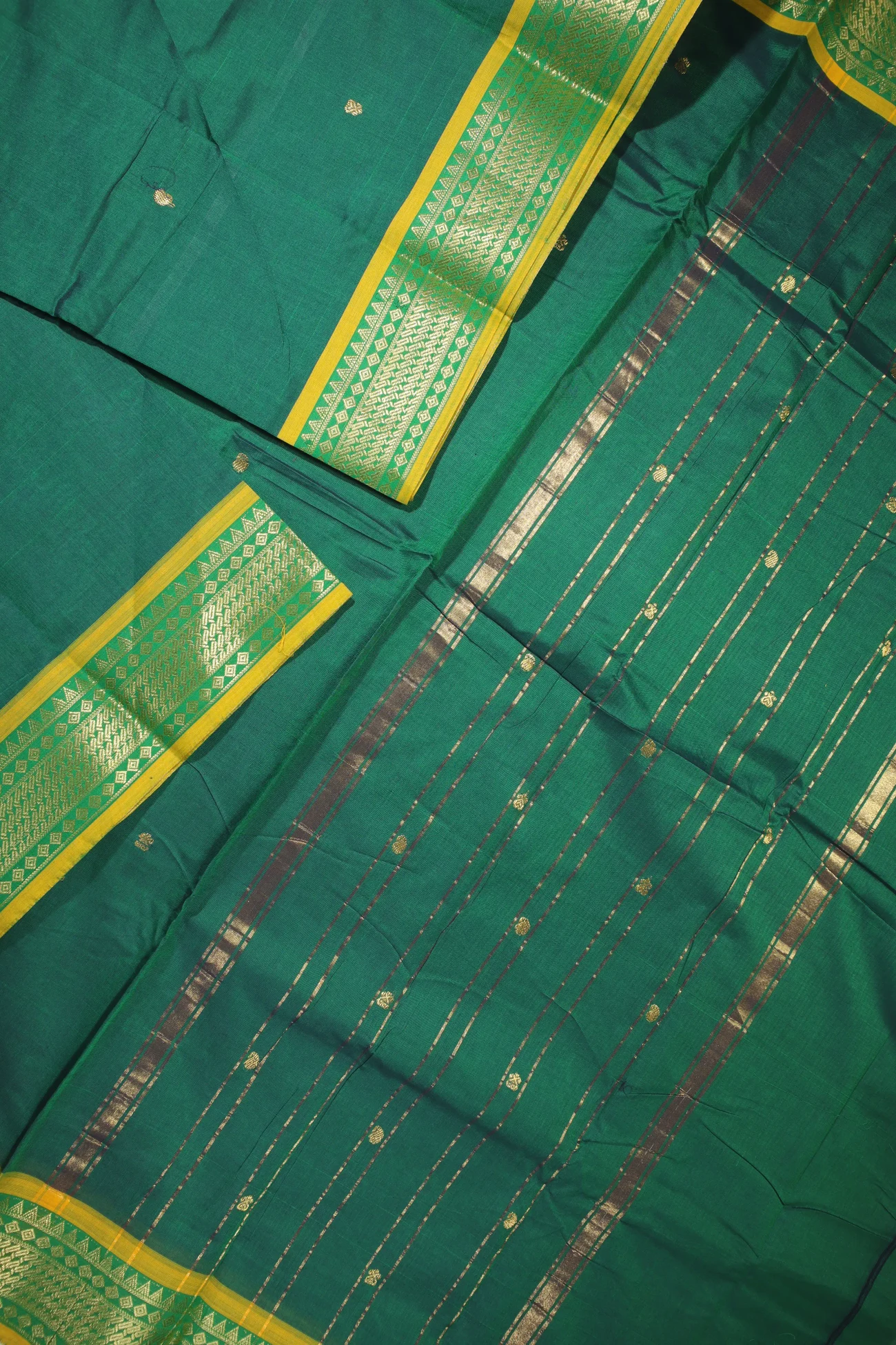 dark-green-temple-kundavai-saree-kun000052-b