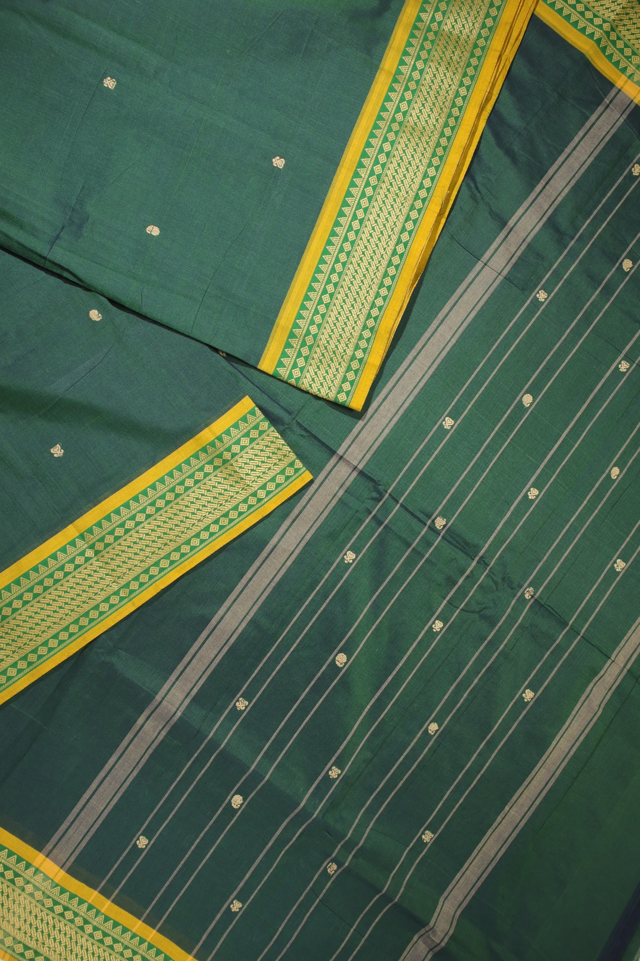 dark-green-temple-kundavai-saree-kun000043-b