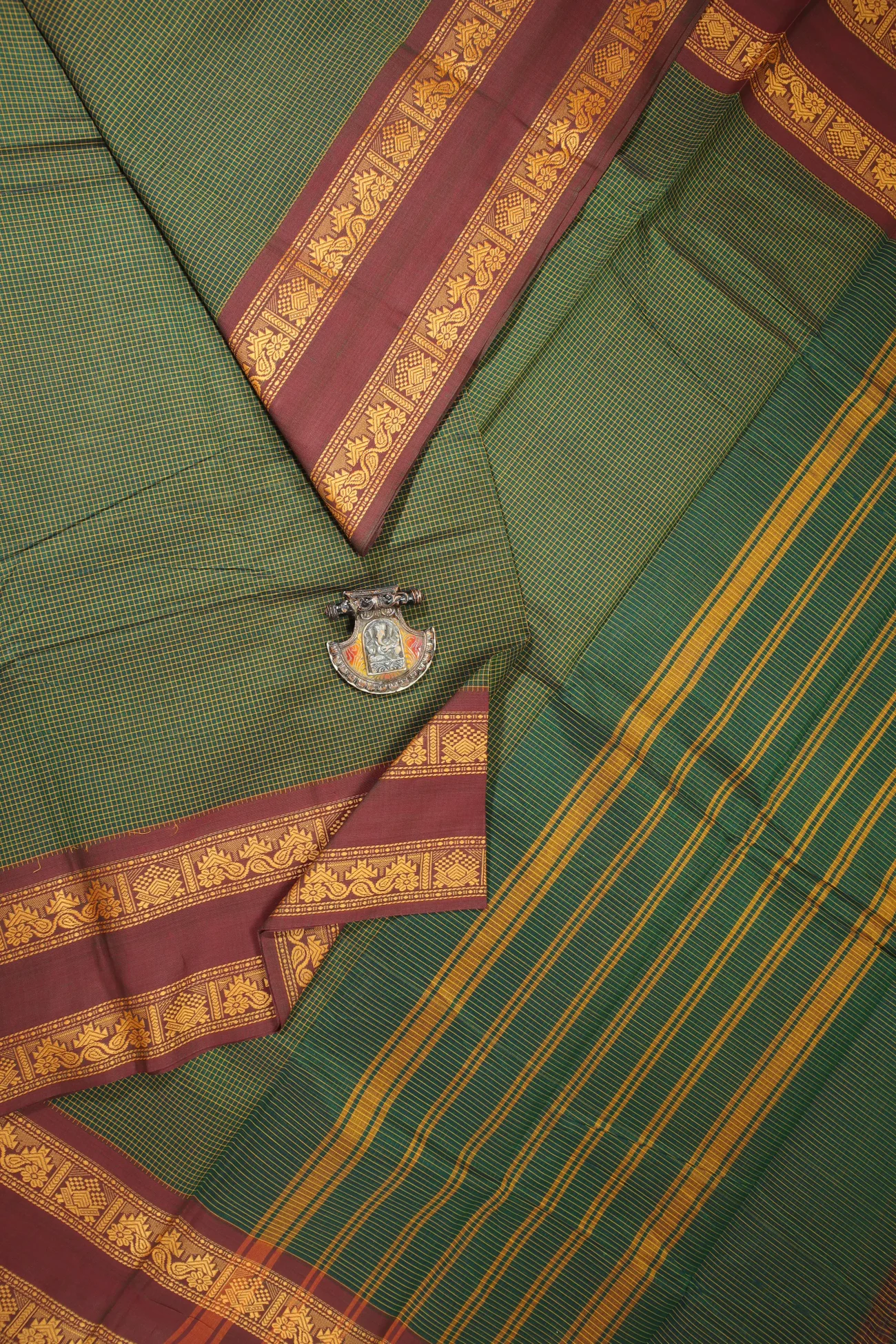 olive-drab-thalampoo-reku-flower-kundavai-saree-kun000069-a