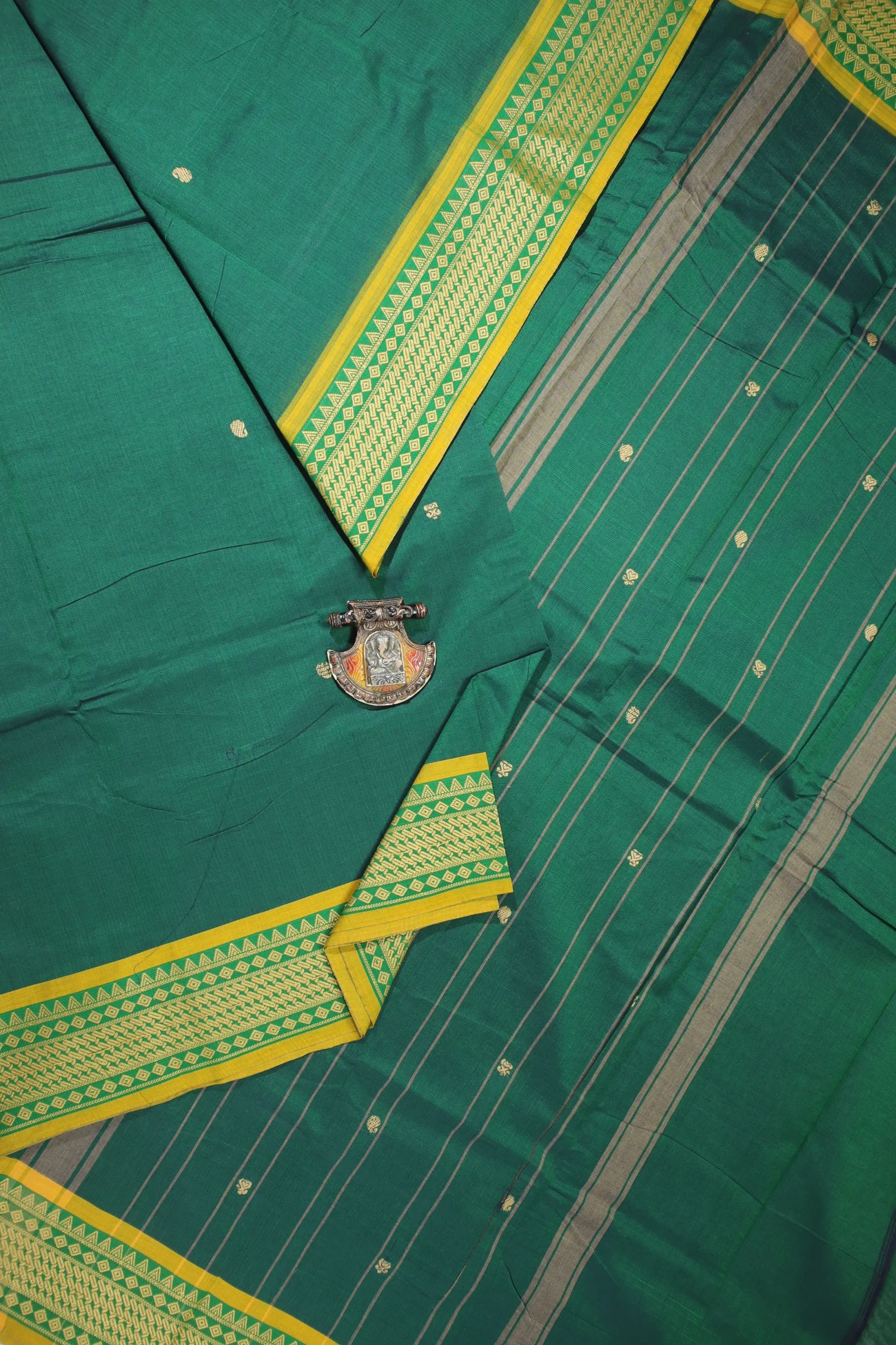 dark-green-temple-kundavai-saree-kun000046-a