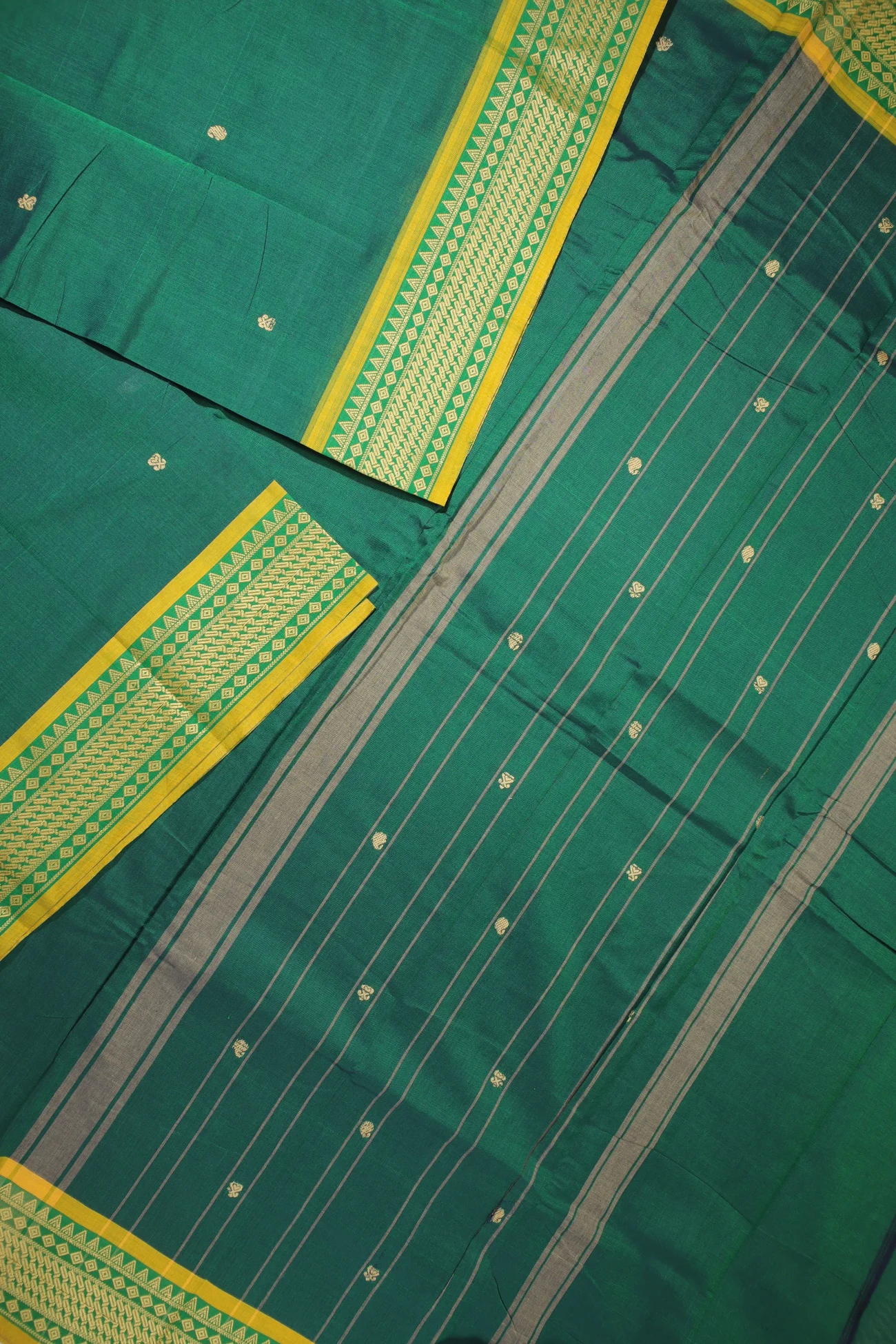 dark-green-temple-kundavai-saree-kun000046-b