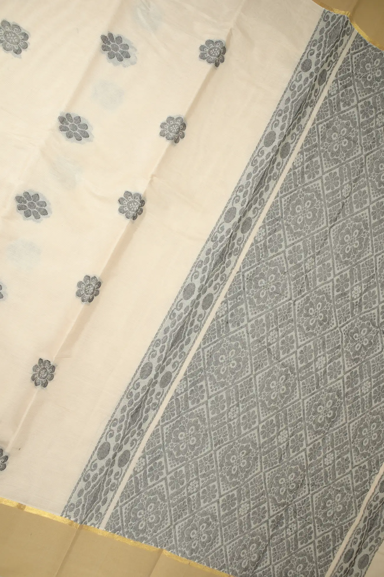 ivory-flower-coimbatore-cotton-saree-cbe000294-b