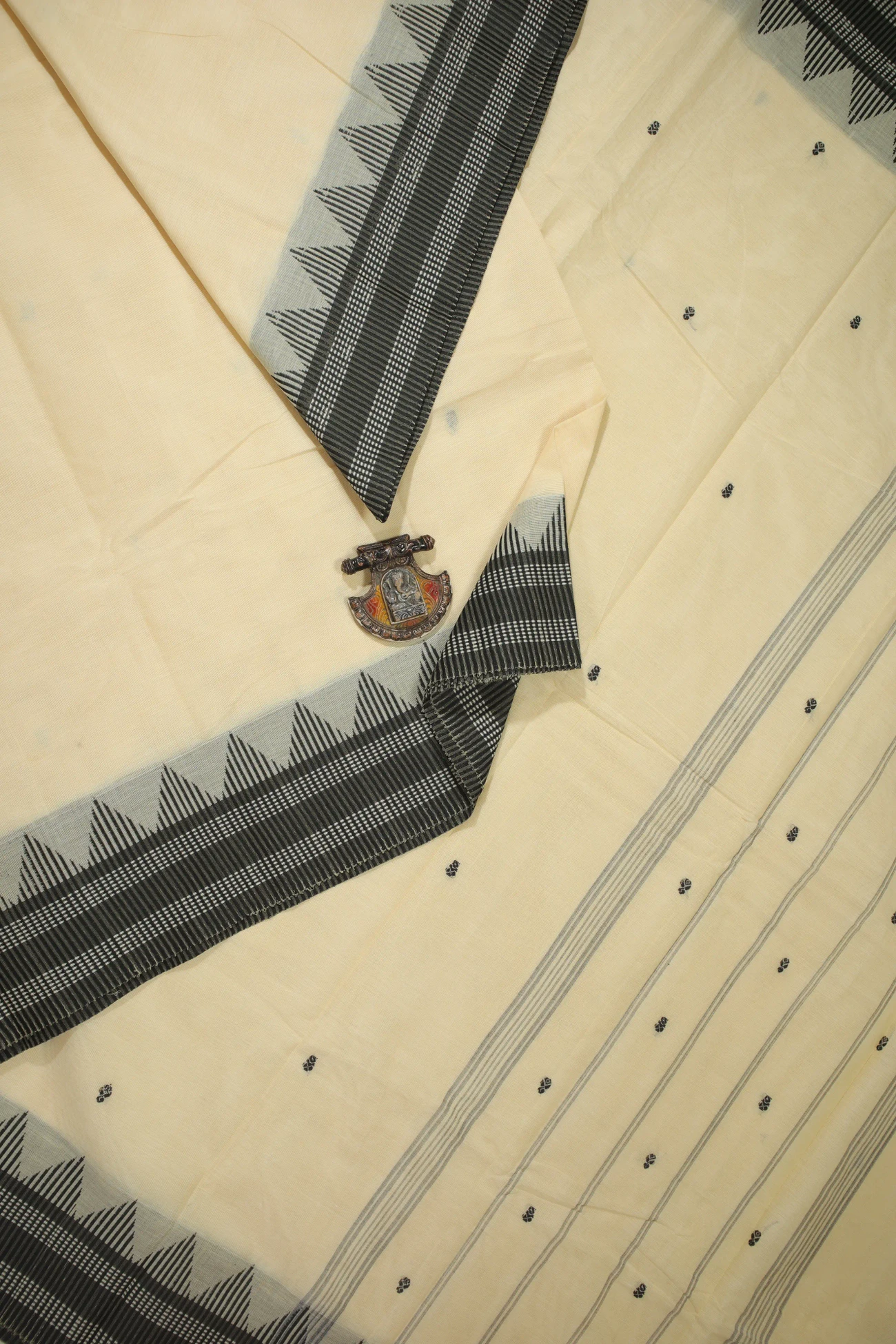 off-white-seepu-reku-border-grand-chettinad-saree-gc002256-a