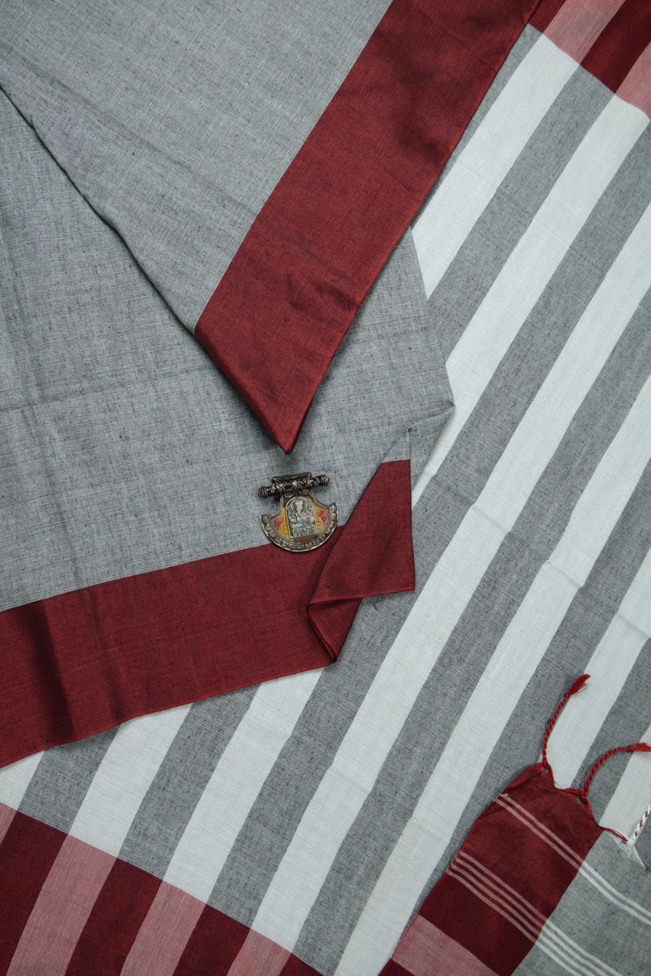 dim-gray-plain-bengal-saree-kh001930-a