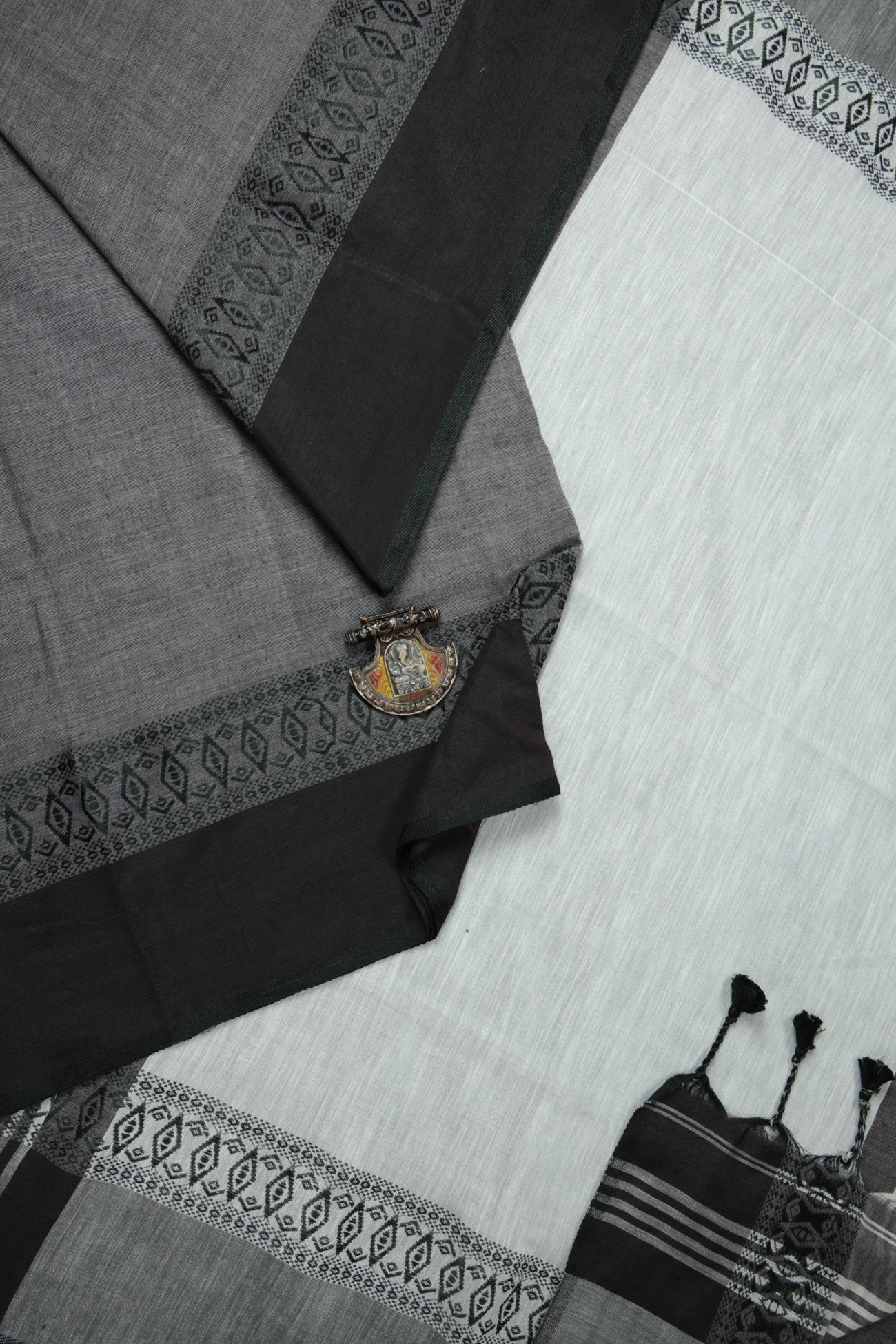 gray-diamoned-bengal-saree-kh001956-a