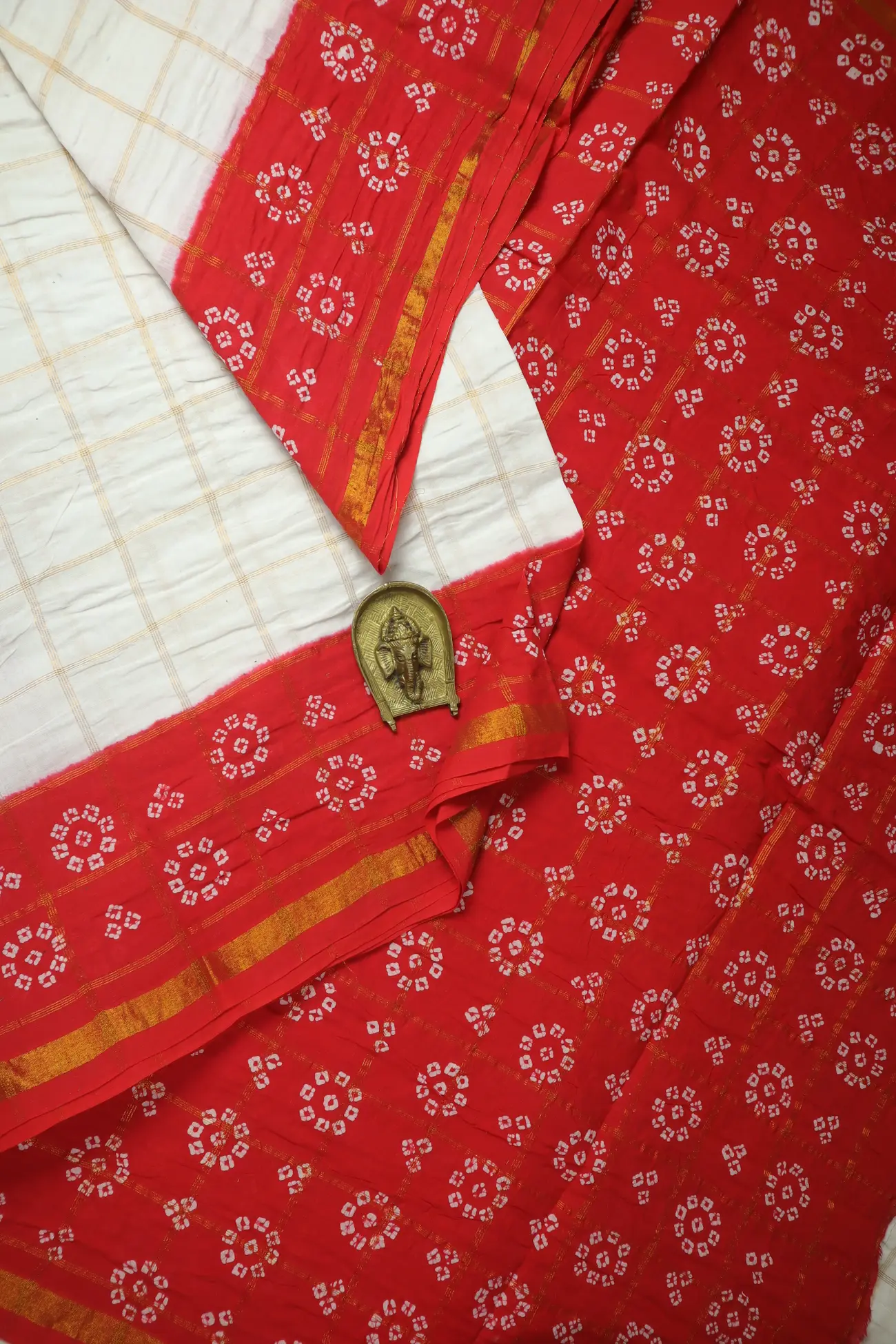 white-checked-flower-madurai-sungudi-saree-ss006264-a