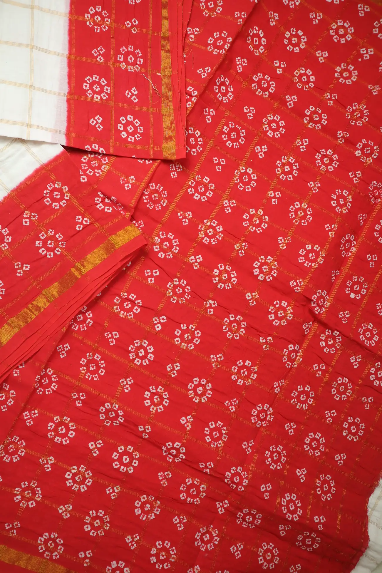 white-checked-flower-madurai-sungudi-saree-ss006264-b