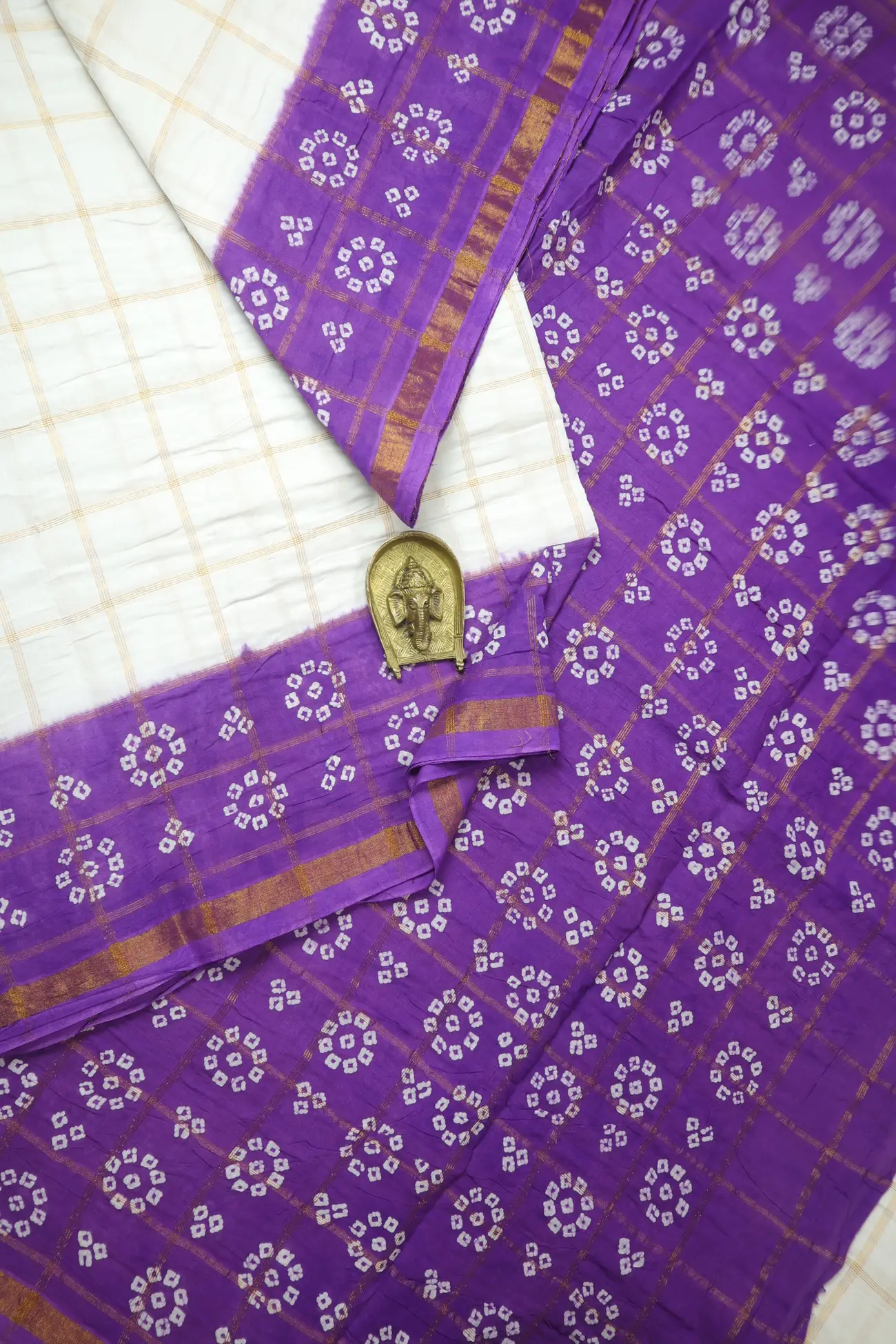 white-flower-checked-madurai-sungudi-saree-ss006267-a
