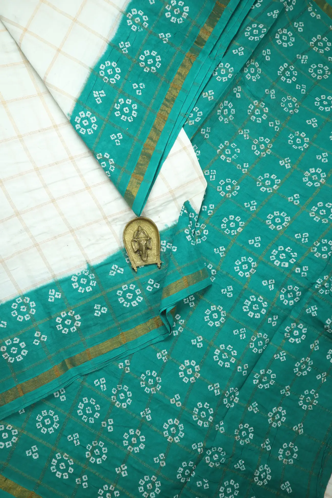 white-flower-checked-madurai-sungudi-saree-ss006268-a