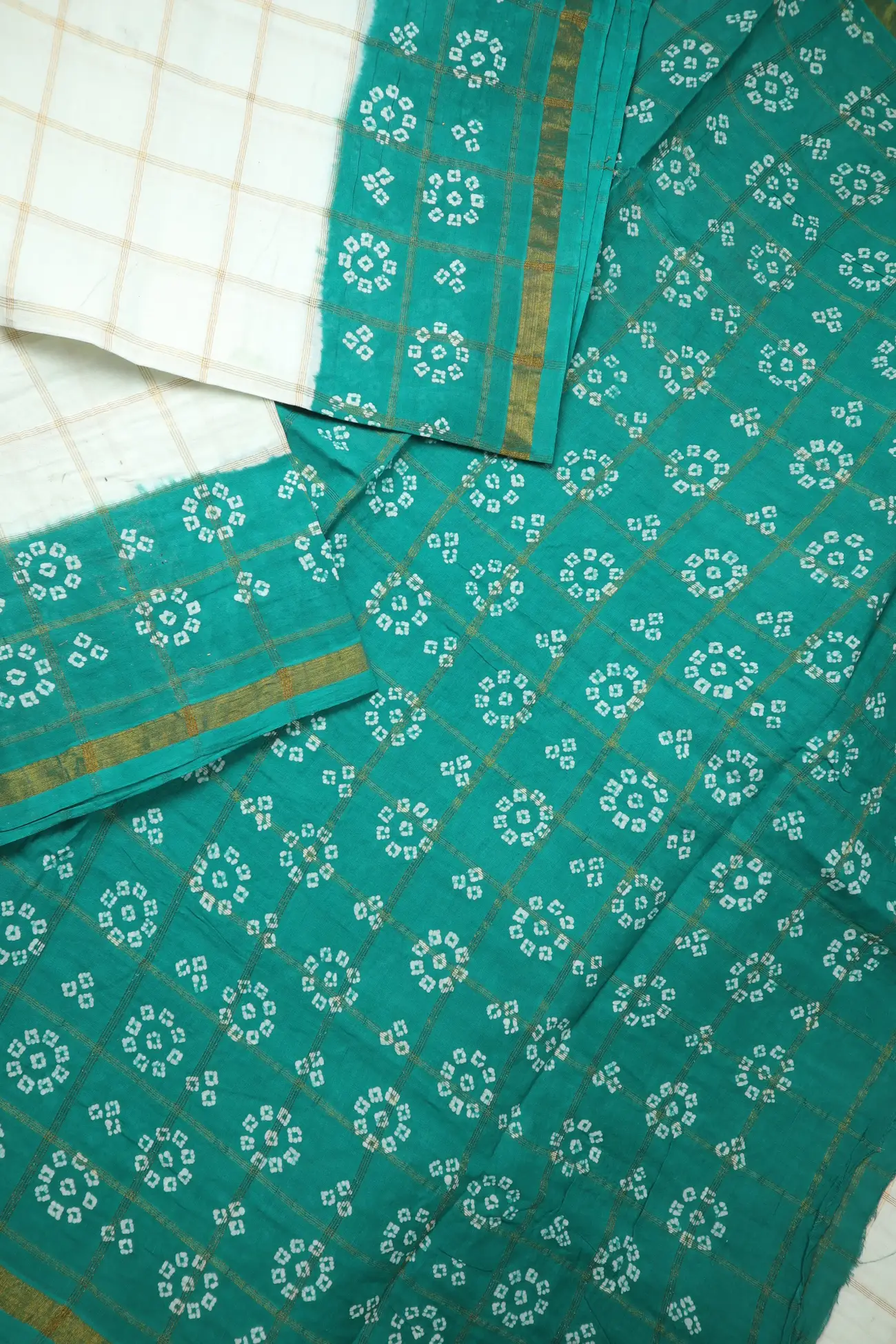 white-flower-checked-madurai-sungudi-saree-ss006268-b