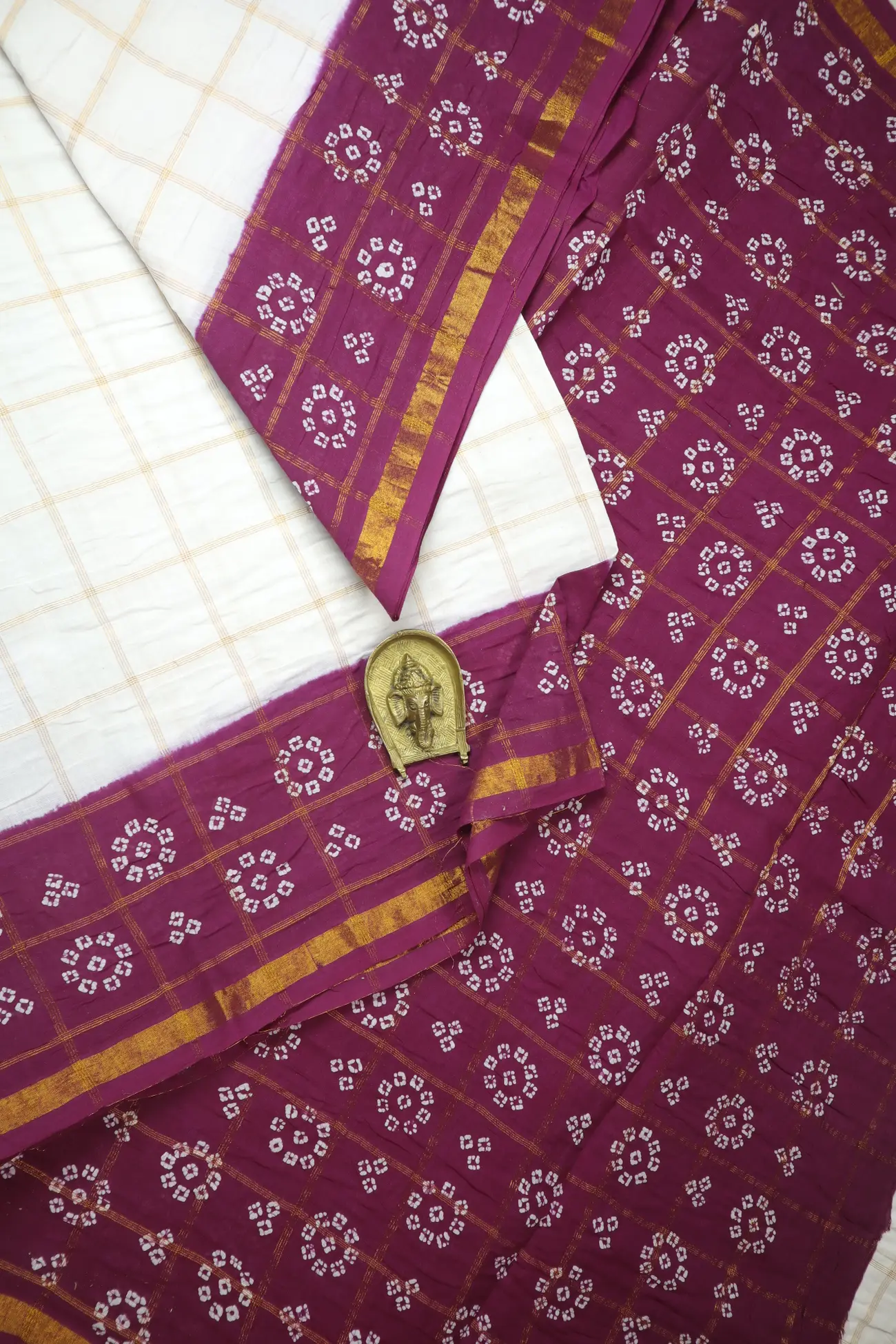 white-flower-checked-madurai-sungudi-saree-ss006263-a