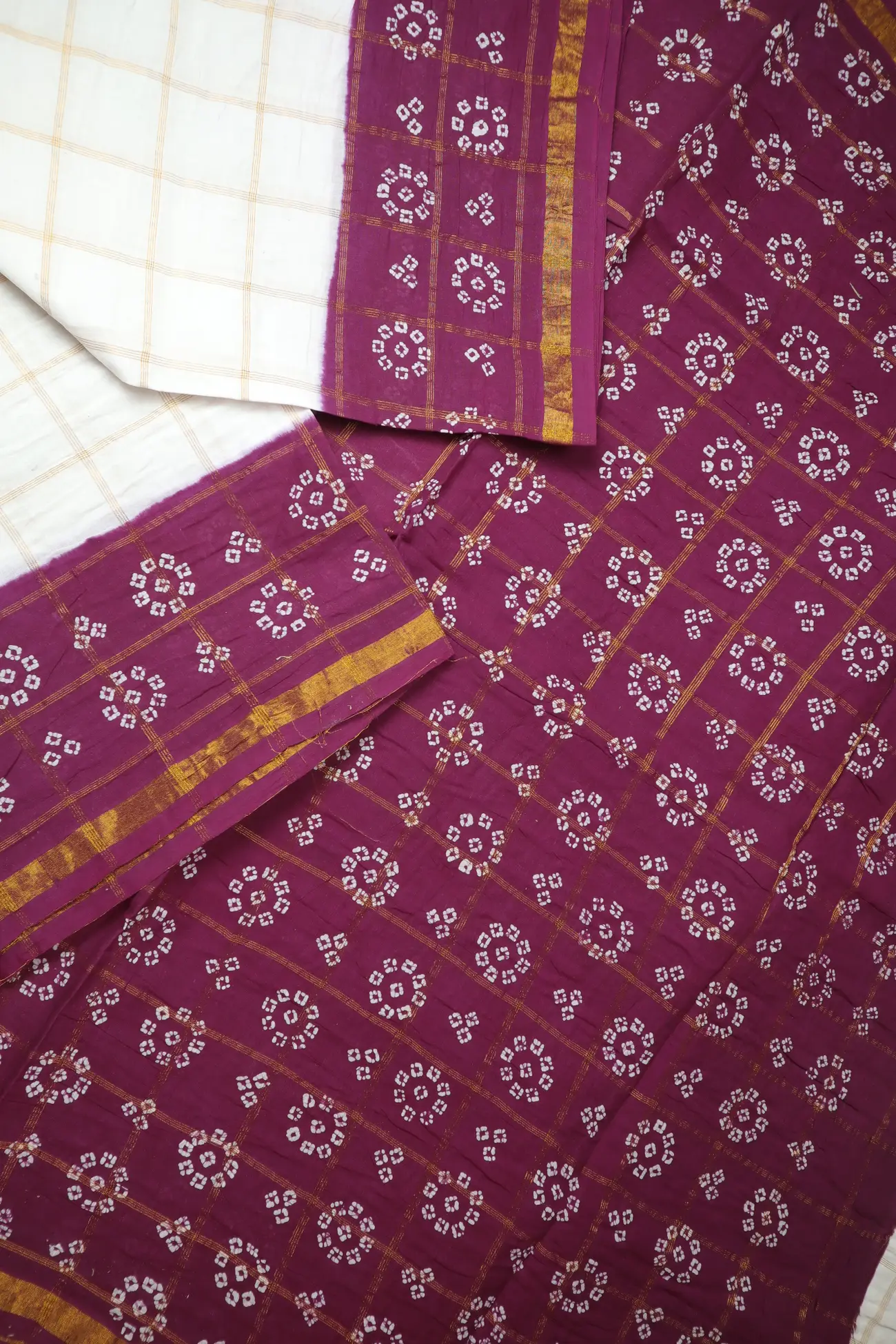 white-flower-checked-madurai-sungudi-saree-ss006263-b