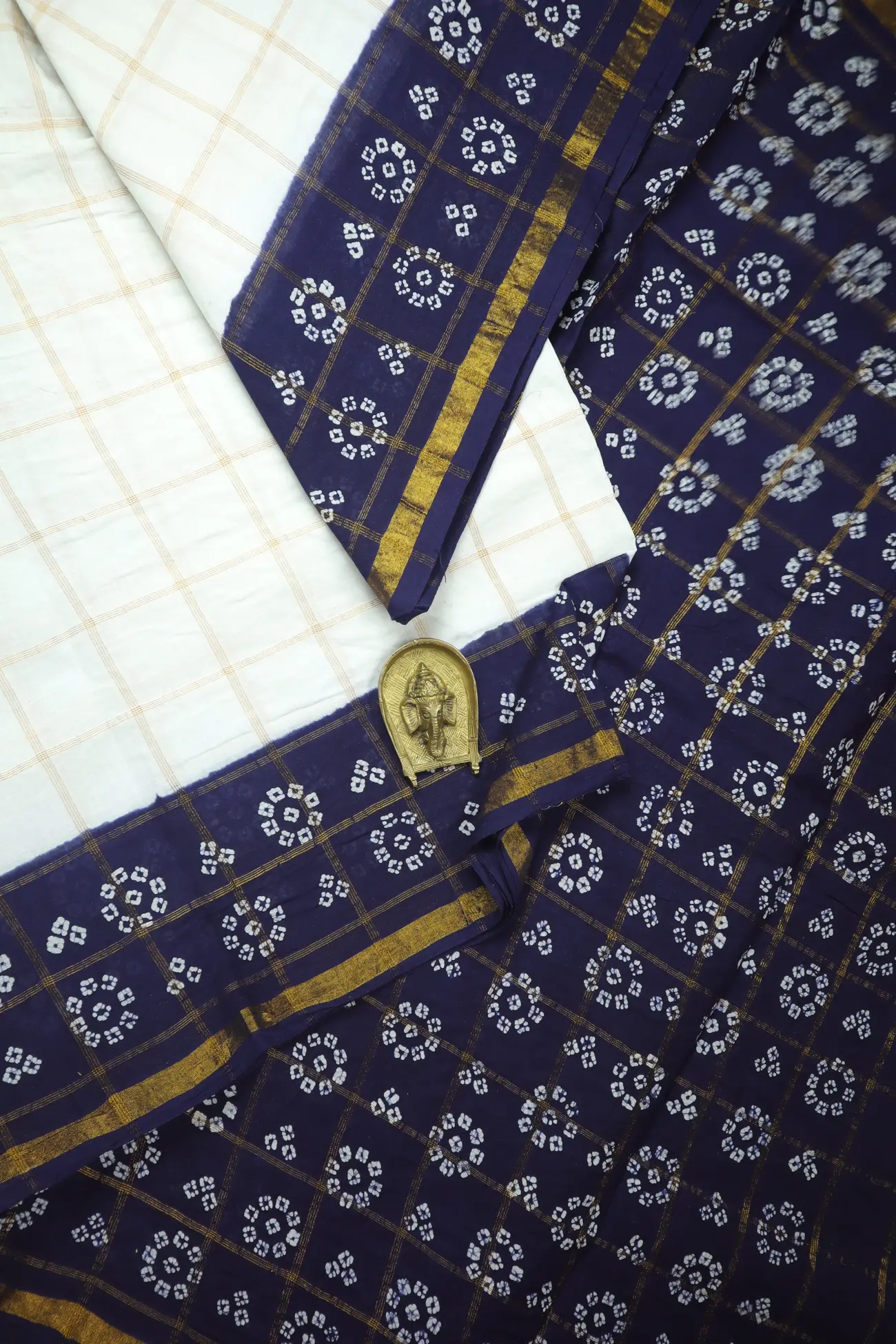 white-flower-checked-madurai-sungudi-saree-ss006266-a