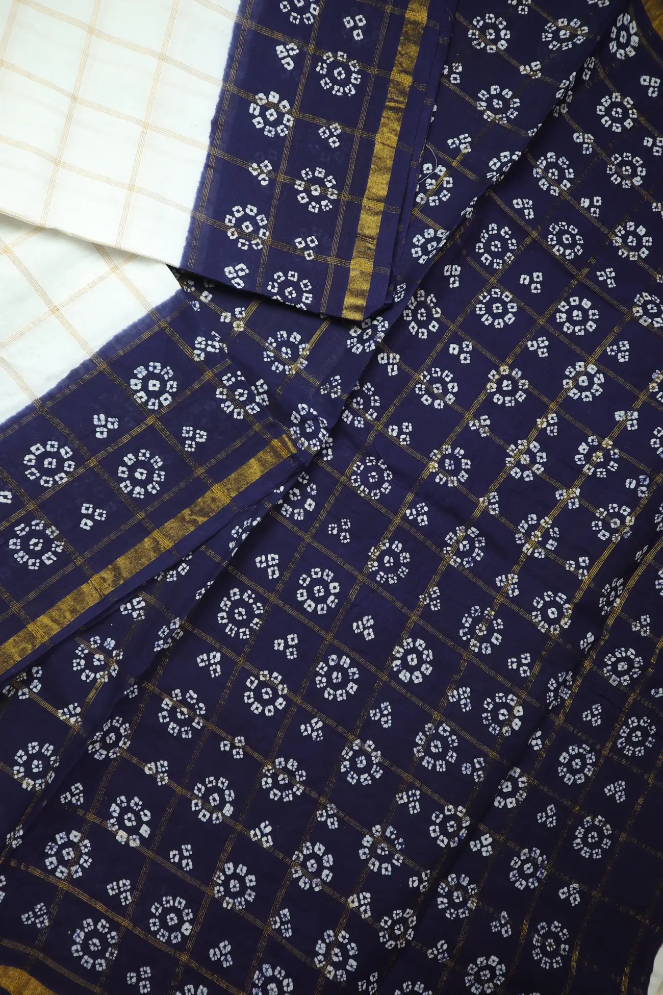 white-flower-checked-madurai-sungudi-saree-ss006266-b