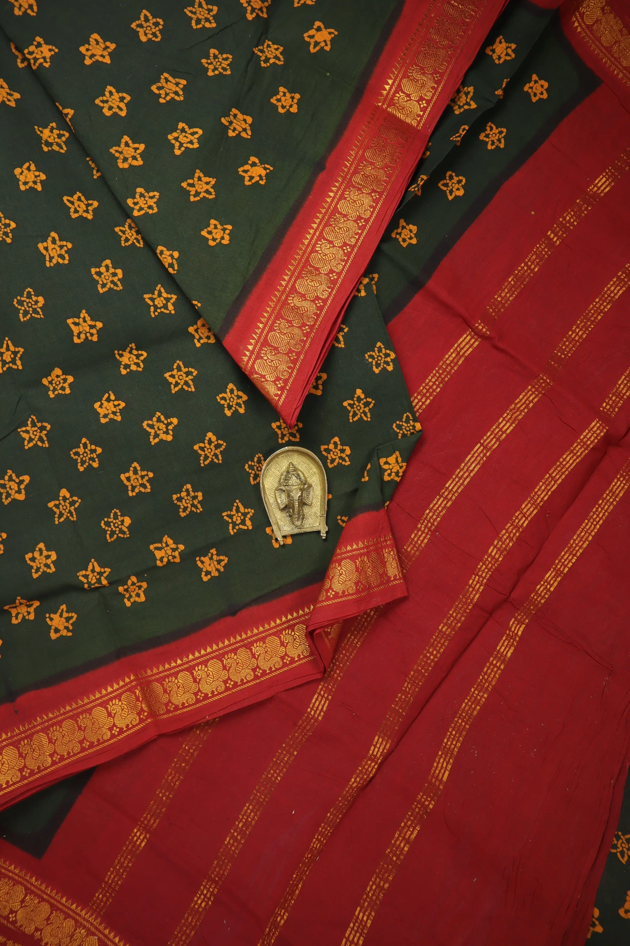 dark-green-flower-madurai-sungudi-saree-ss006348-a