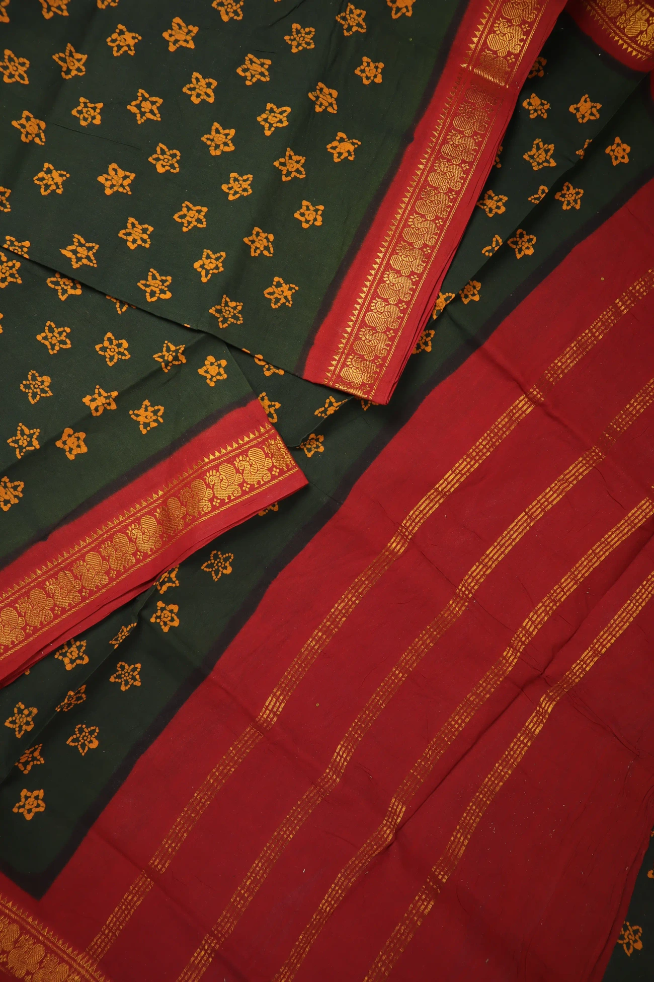 dark-green-flower-madurai-sungudi-saree-ss006348-b