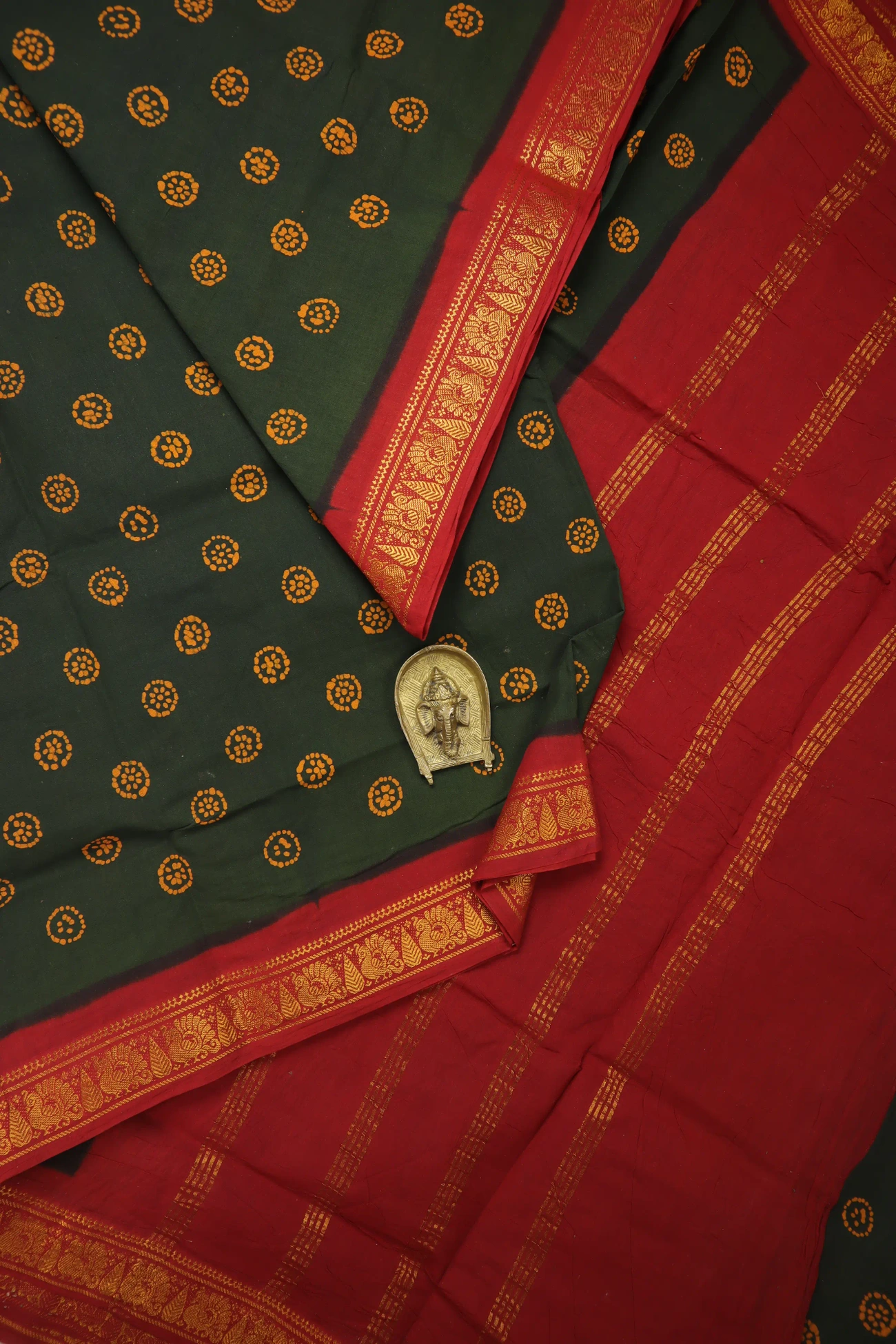 dark-green-circles-madurai-sungudi-saree-ss006334-a