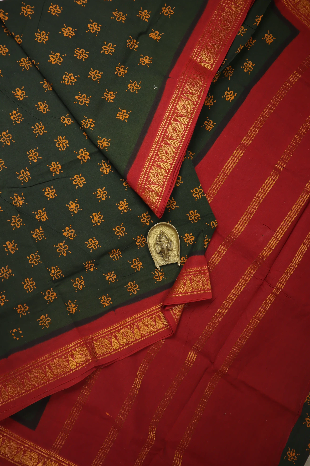 dark-green-flower-madurai-sungudi-saree-ss006345-a