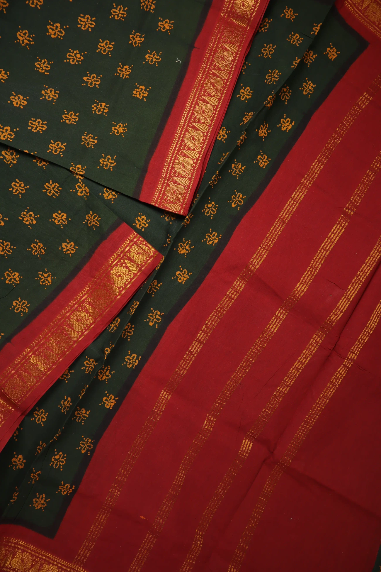 dark-green-flower-madurai-sungudi-saree-ss006345-b