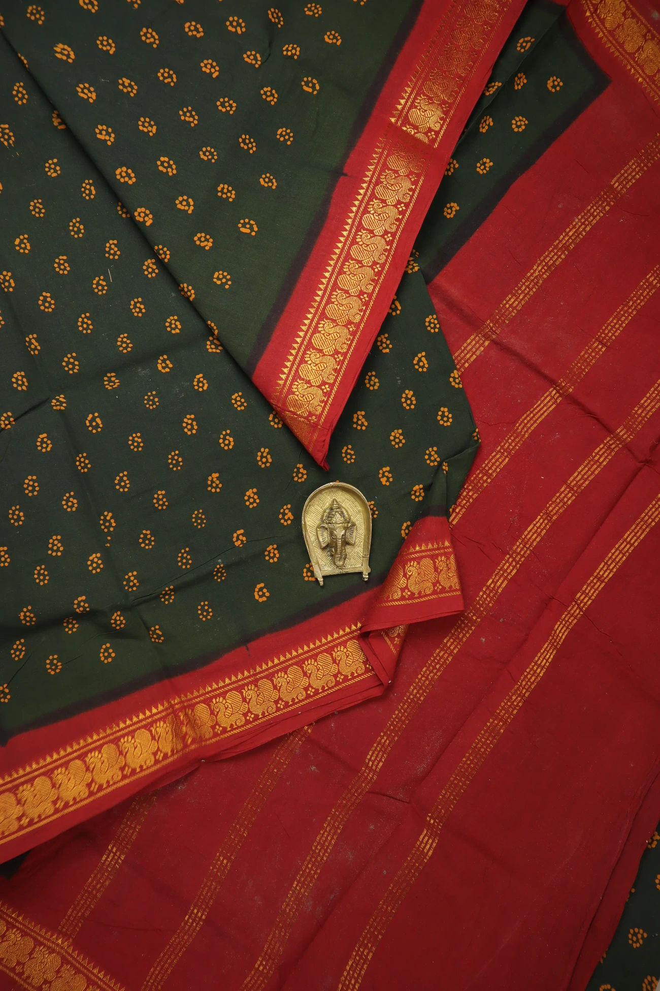 dark-green-buttas-madurai-sungudi-saree-ss006333-a