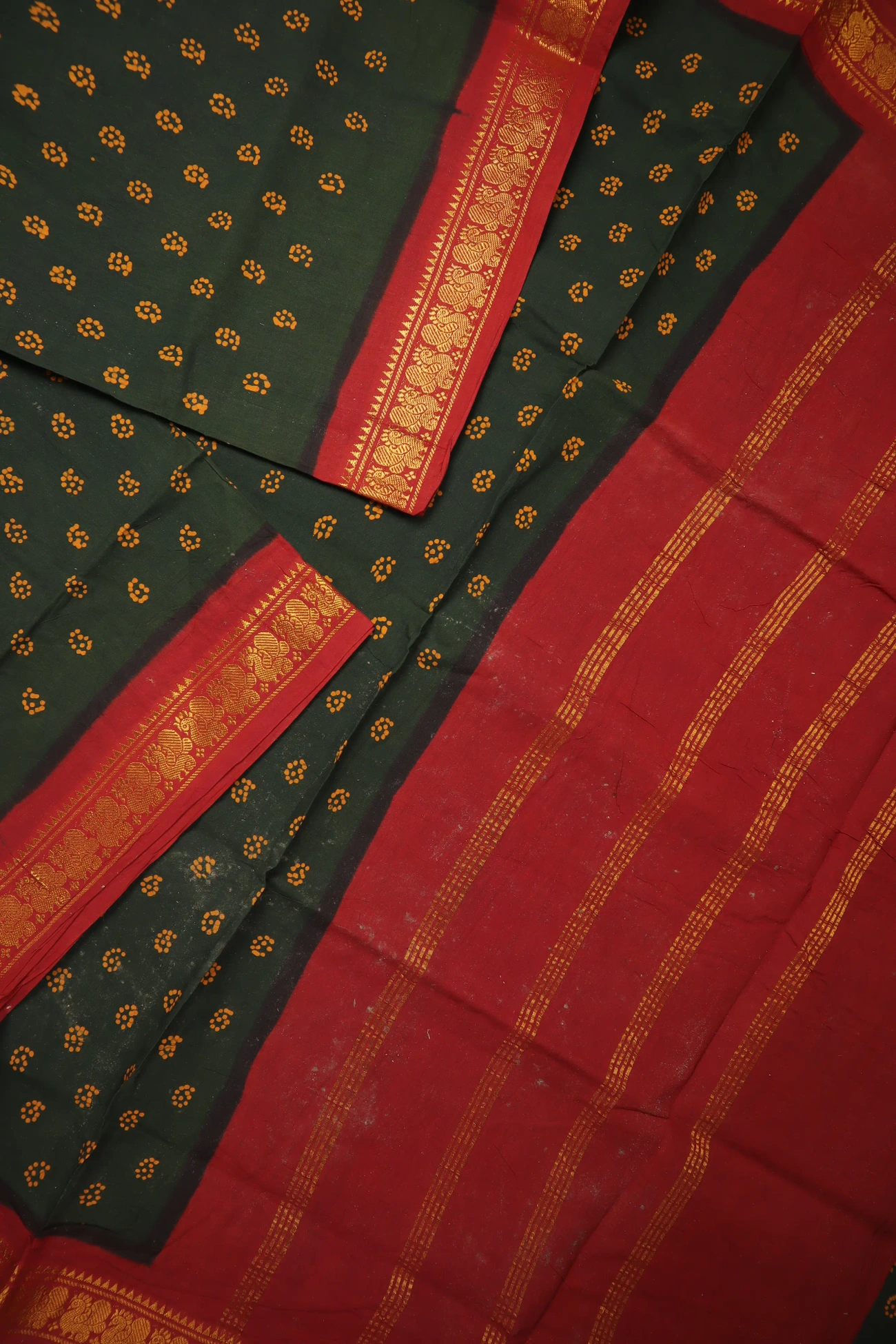 dark-green-buttas-madurai-sungudi-saree-ss006333-b