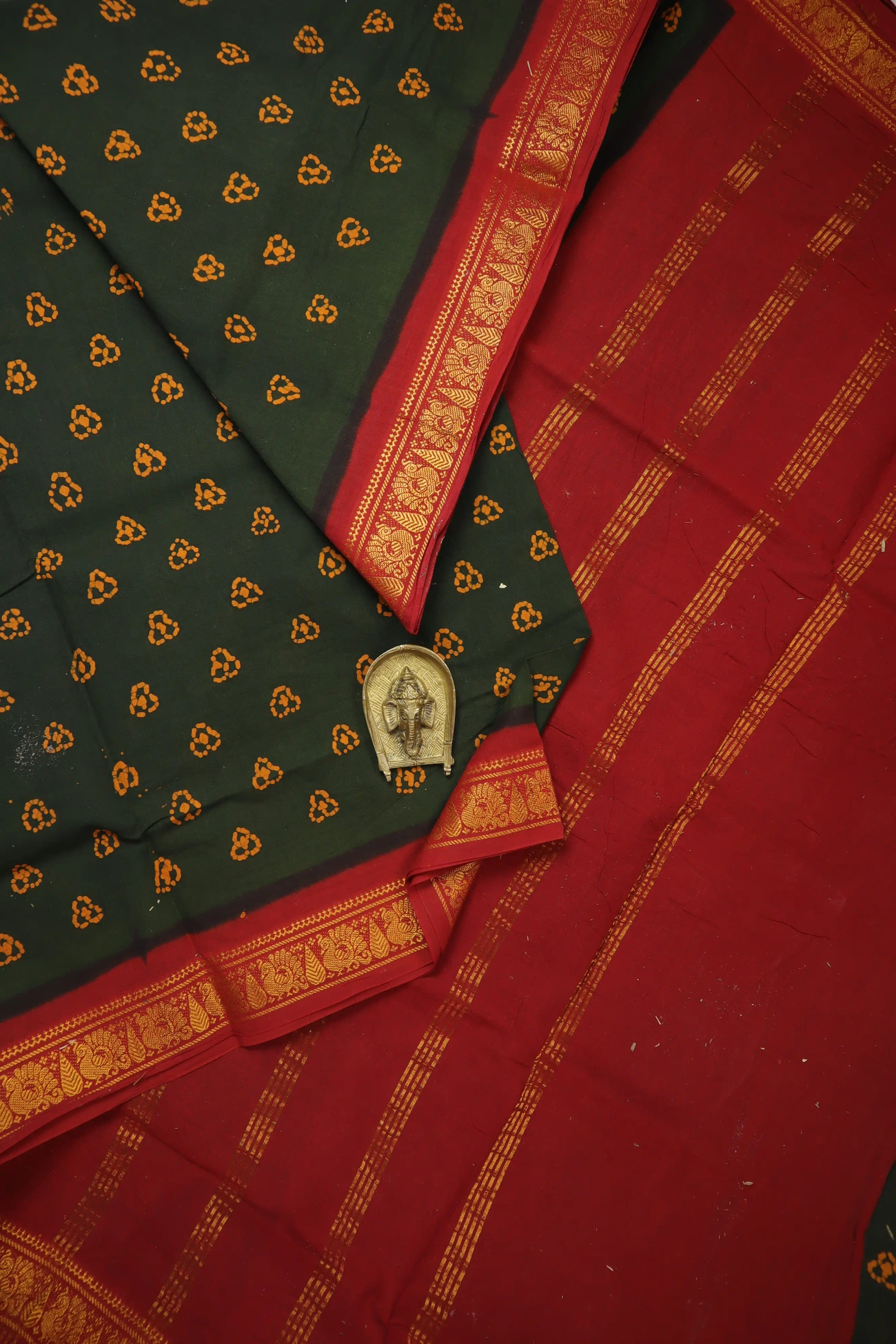 dark-green-buttas-madurai-sungudi-saree-ss006344-a