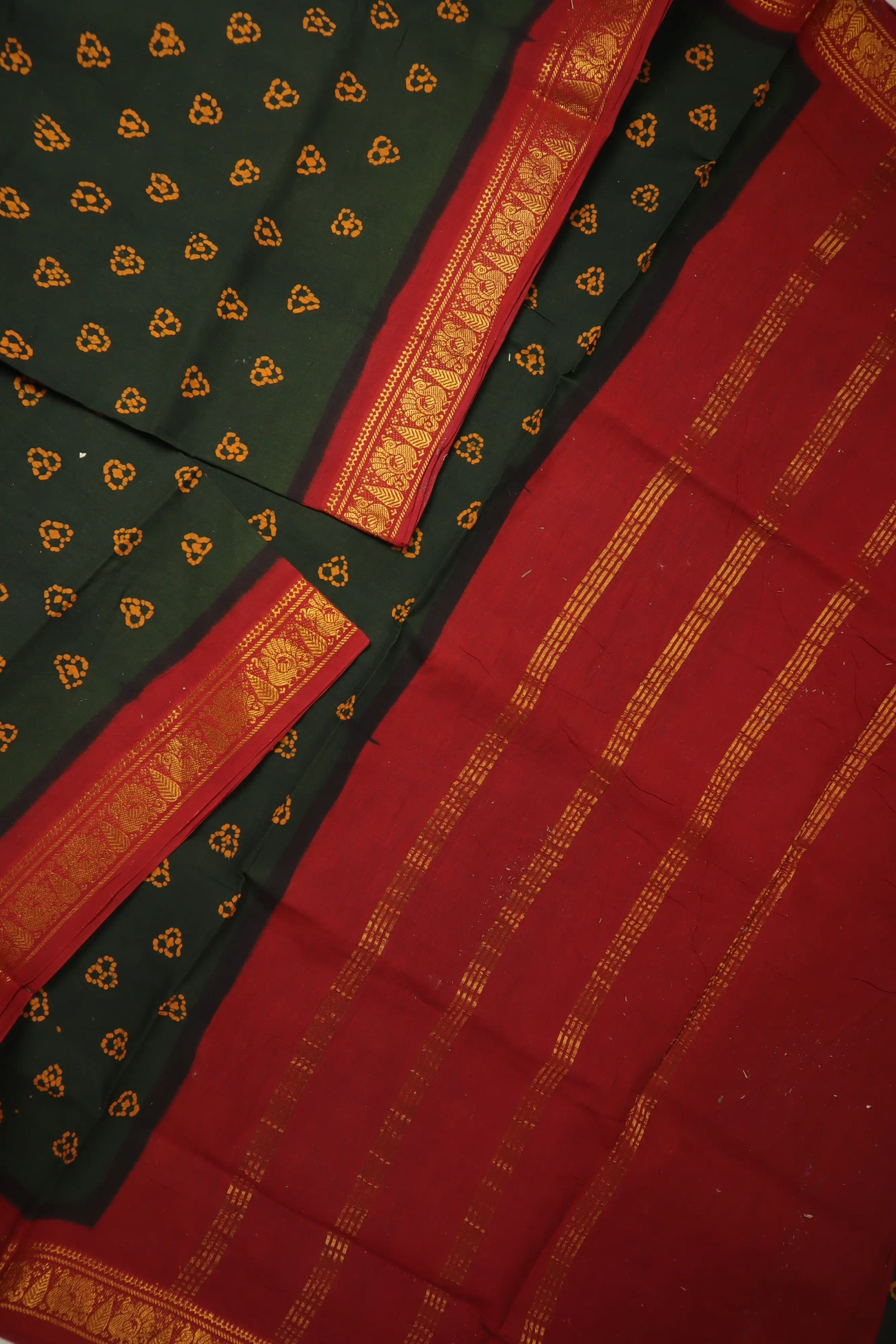 dark-green-buttas-madurai-sungudi-saree-ss006344-b