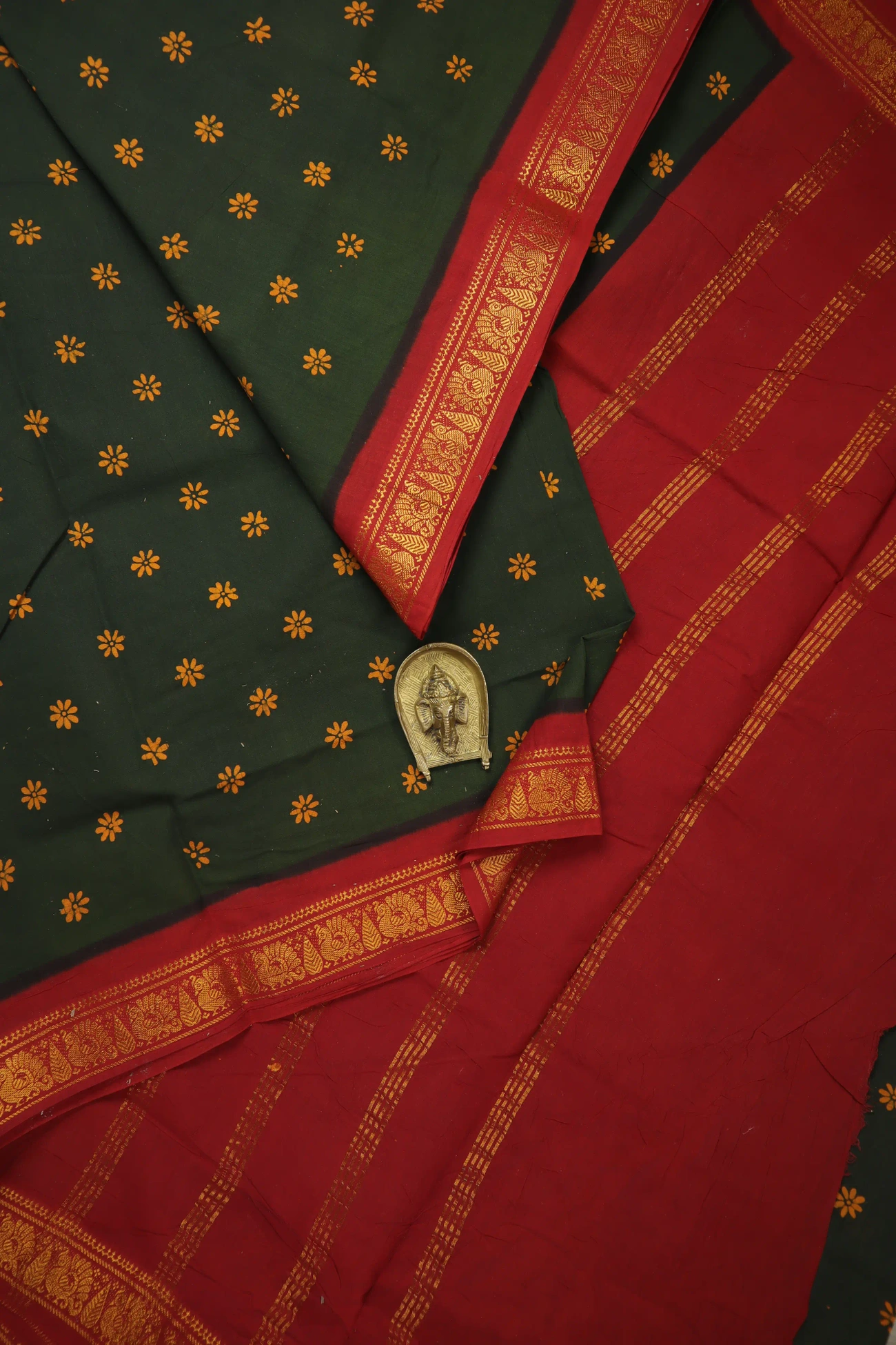 dark-green-flower-madurai-sungudi-saree-ss006346-a